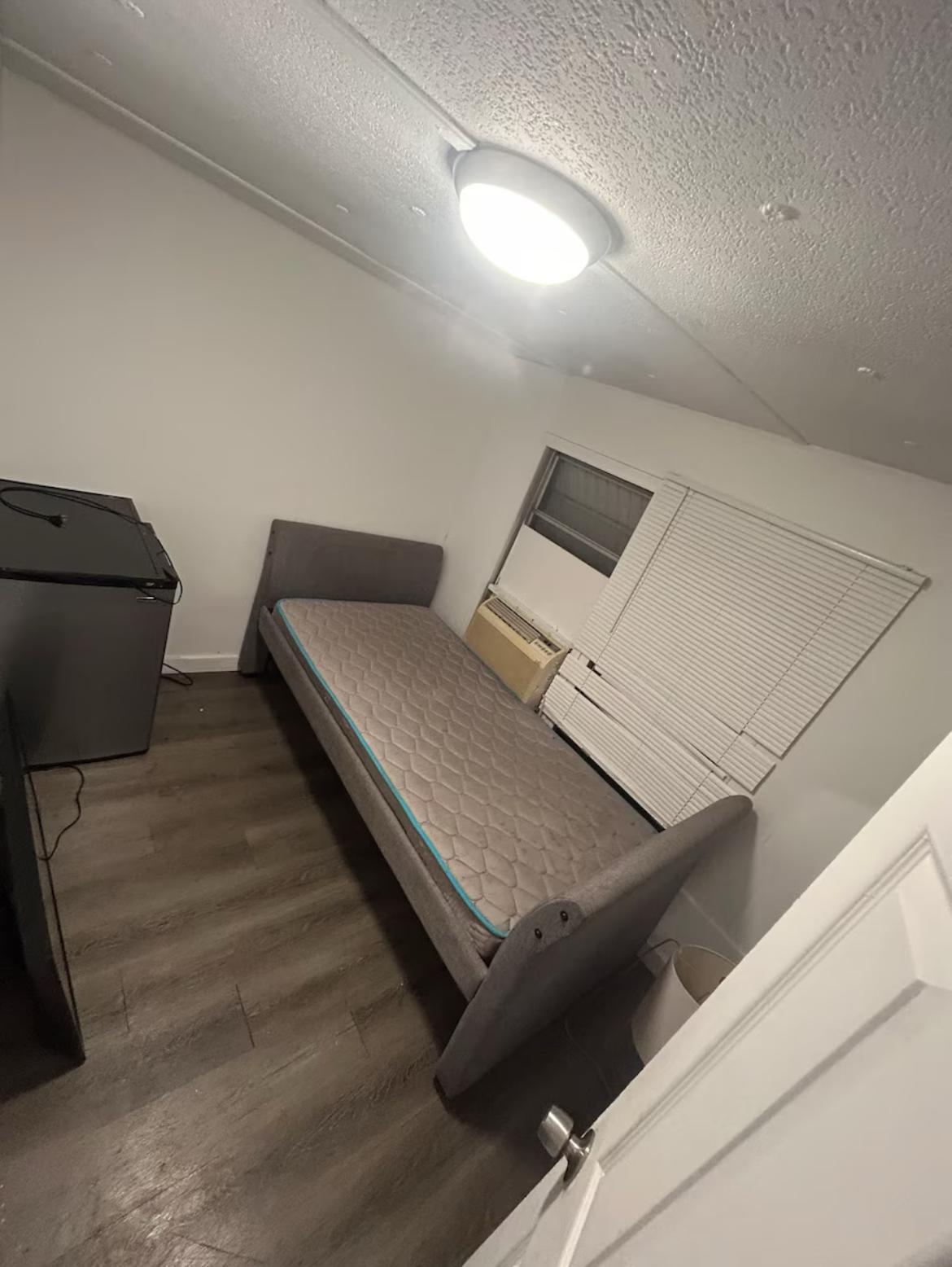 Room for Rent - Hallandale Beach House with Workspace. Beautiful & cozy