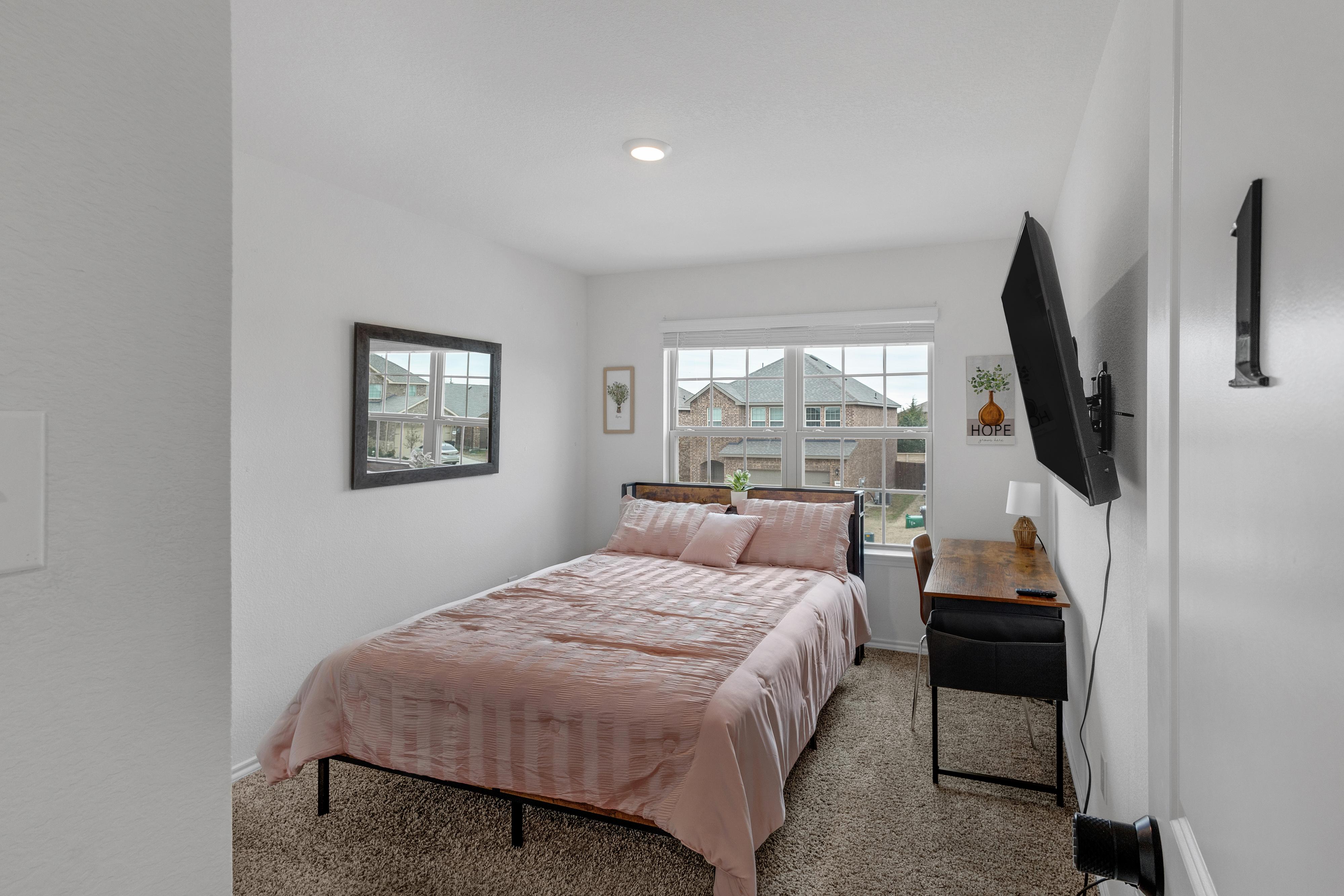 Room for Rent - NEW! New Built Dallas- Metro/ Mesquite Beautiful House w/ Wifi, smart TV, Washer/Dryer, Work desk & More