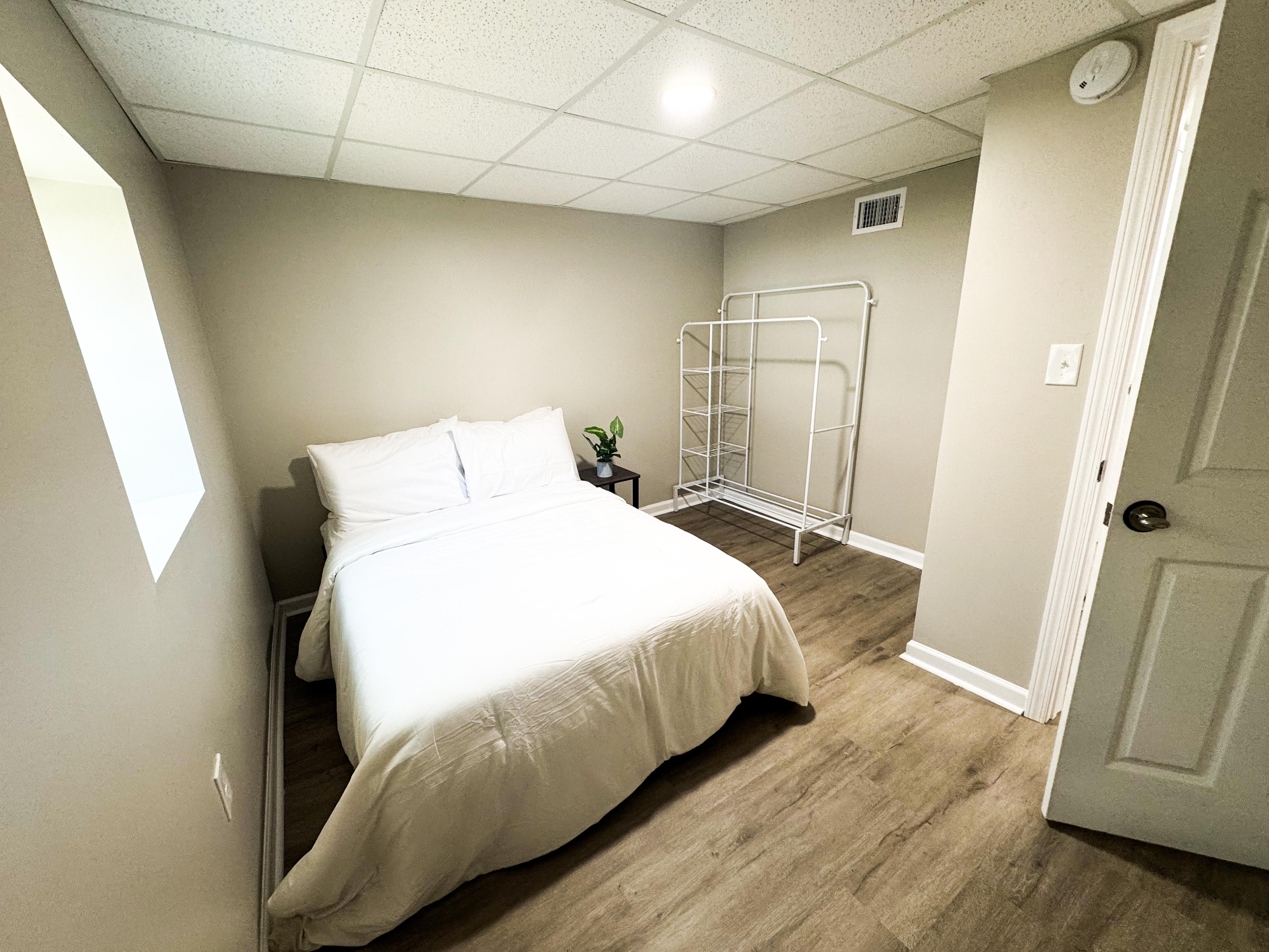 Room for Rent - Fresh + Modern Near Forest Park | Huge Bedrooms  | Fast WiFi  | Outdoor Space