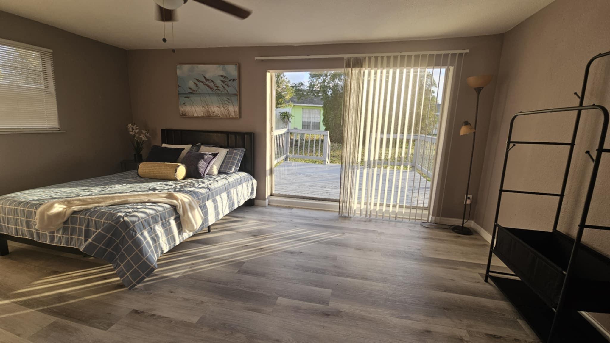 Room for Rent - Affordable & Spacious Room in a Beautifully Remodeled Waterfront Home – Utilities included!