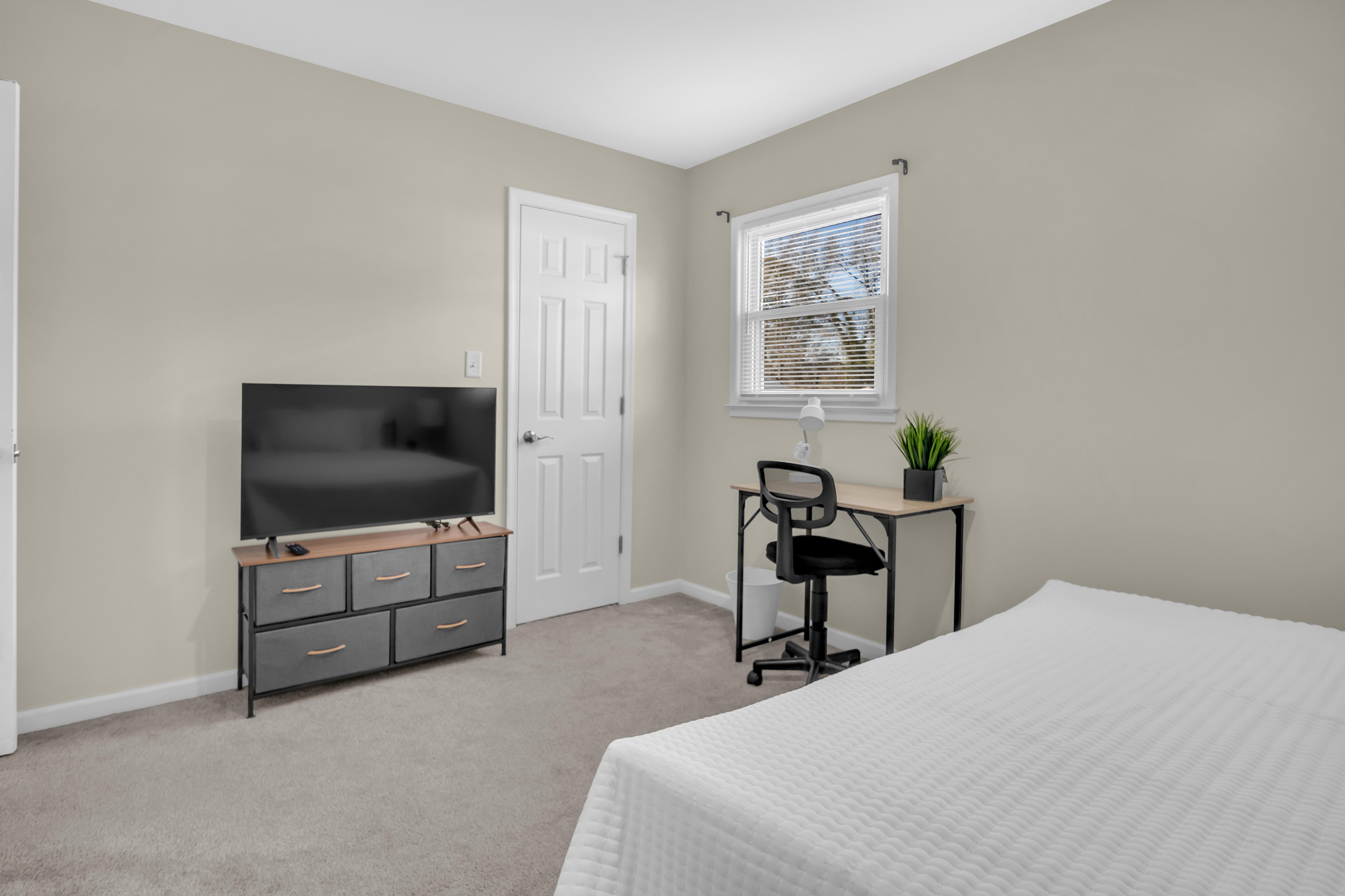 Room for Rent - Comfortable & spacious Hampton House with Backyard