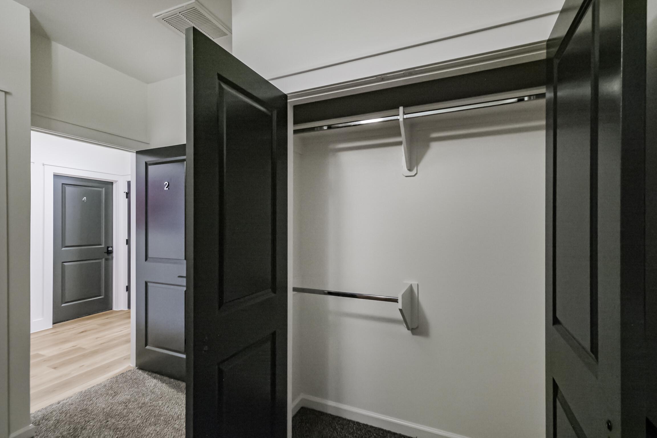 Room for Rent - Modern & comfortable Private Bathrooms and only 3 other Padmates to share space with