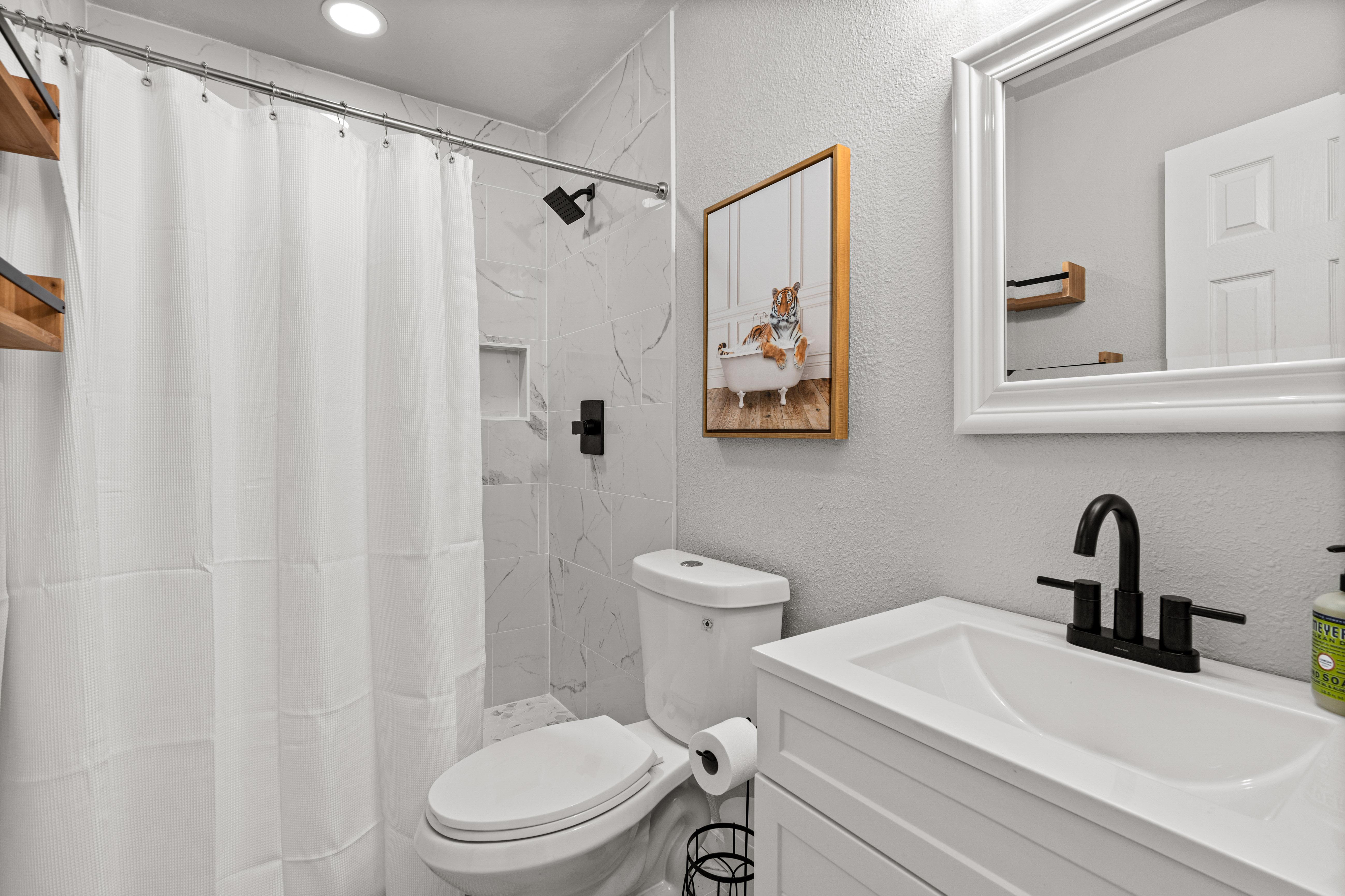 Furnished room for rent in Northeast Side — Bluebonnet photo 8