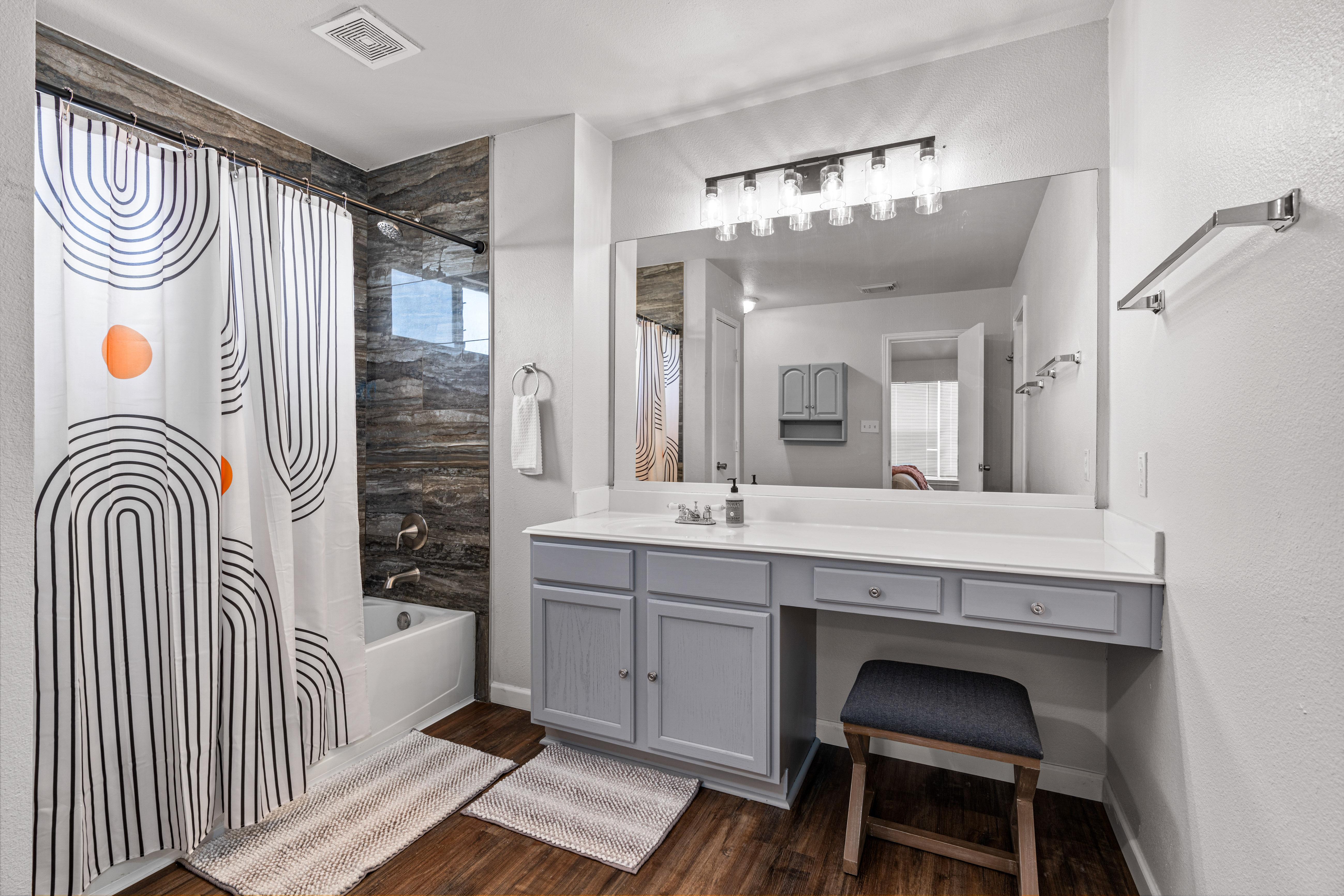 Furnished room for rent in Northeast Side — Bluebonnet photo 10