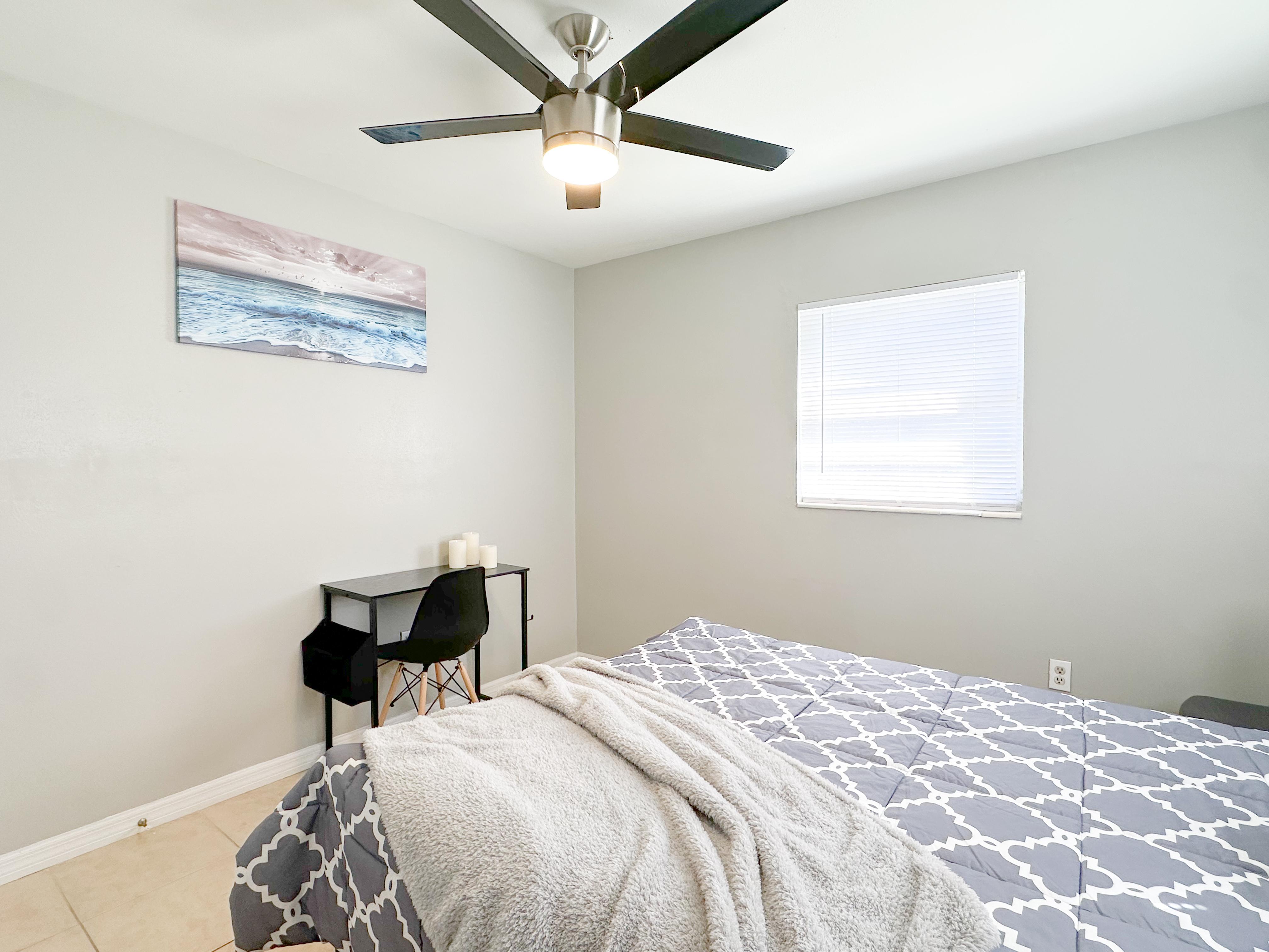 Room for Rent - Plant City DREAM Room! 
Room for rent in the heart of Plant City! Bright, spacious space with modern vibes in a quiet neighborhood. Fast WiFi, kitchen access, and close to everything!