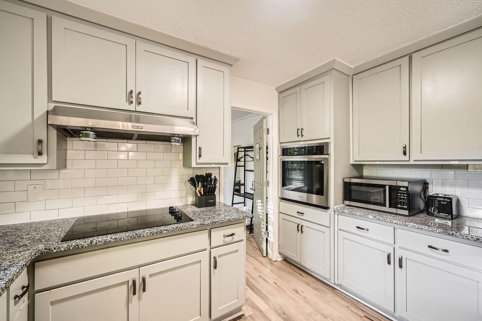 Furnished room for rent in Off Stephenson, Atlanta — Raven photo 17