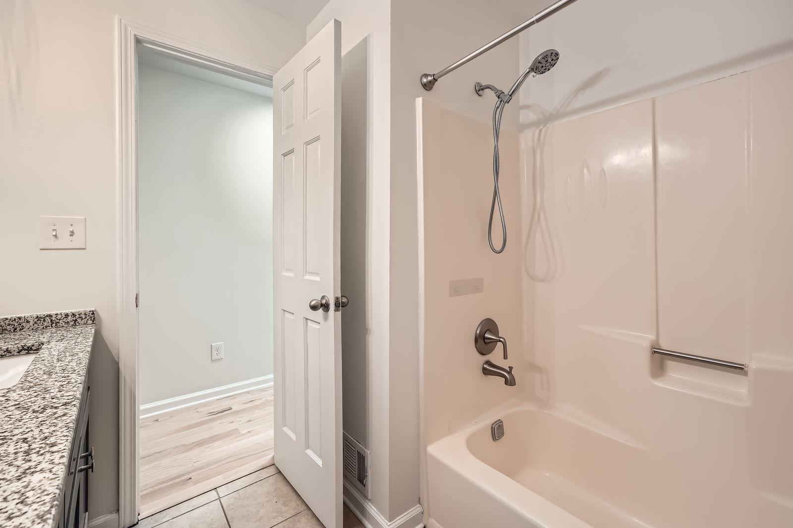 Furnished room for rent in Off Stephenson, Atlanta — Raven photo 9