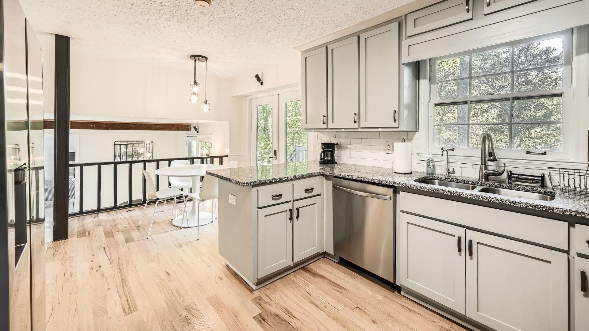 Furnished room for rent in Off Stephenson, Atlanta — Raven photo 15