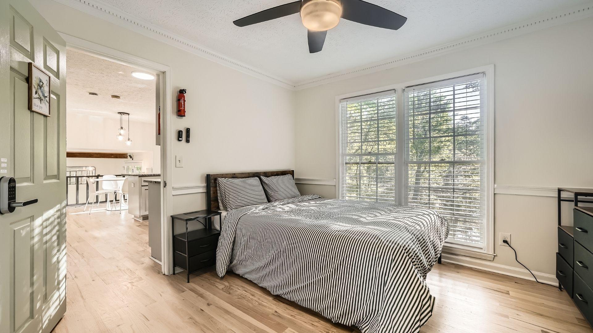 Furnished room for rent in Off Stephenson, Atlanta — Raven photo 6