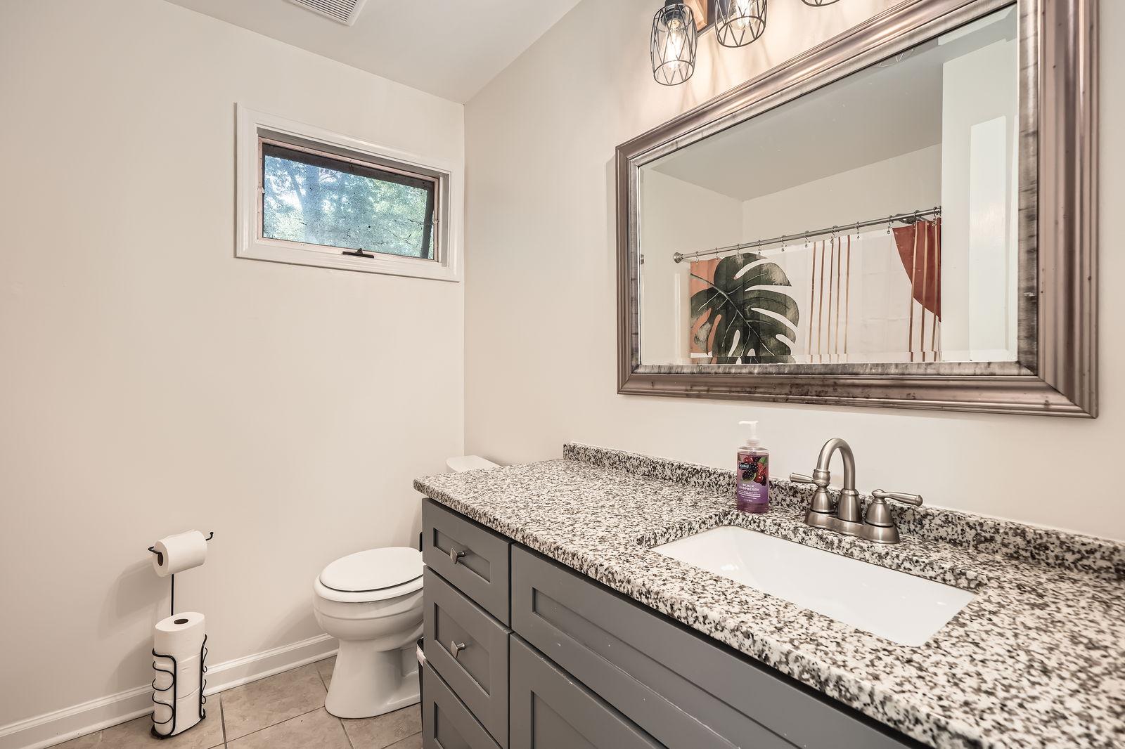 Furnished room for rent in Off Stephenson, Atlanta — Raven photo 7