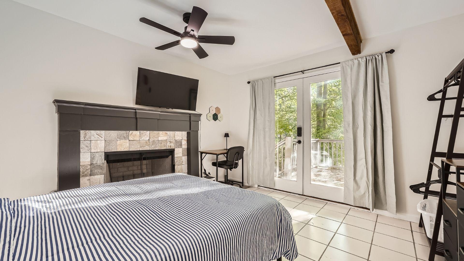 Furnished room for rent in Off Stephenson, Atlanta — Raven photo 3