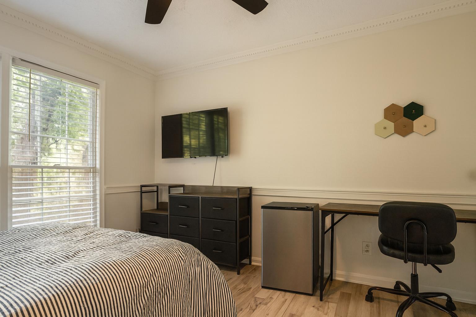 Furnished room for rent in Off Stephenson, Atlanta — Raven photo 3