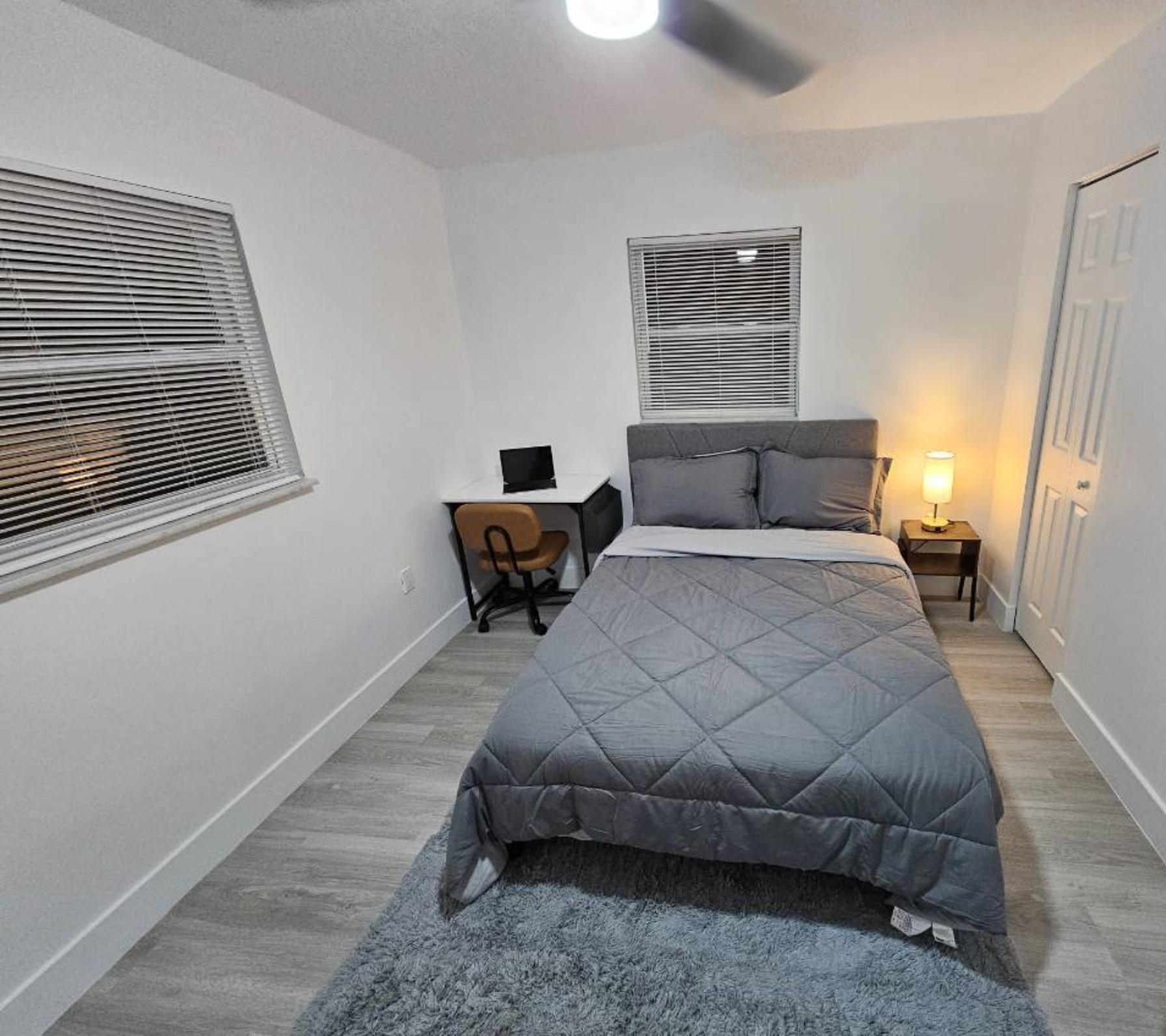 Room for Rent - Newly-renovated & modern Orlando House with Backyard