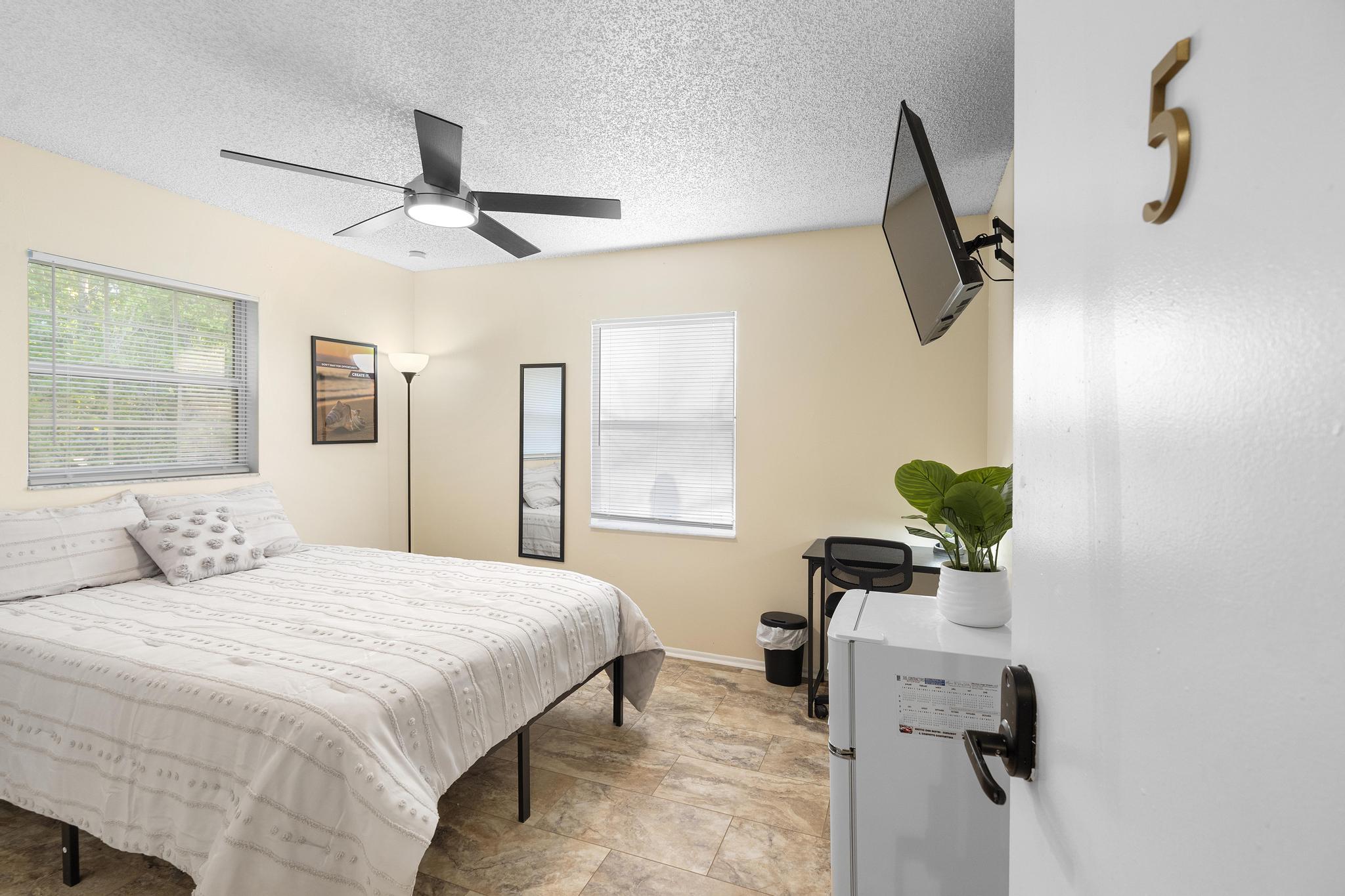 Room for Rent - “Live Easy in East Orlando — Modern PadSplit with Private Mini-Fridge Rooms, Shared Lounge, and Patio Hangout Just Minutes from UCF, Waterford Lakes Shopping, 408 and more!”