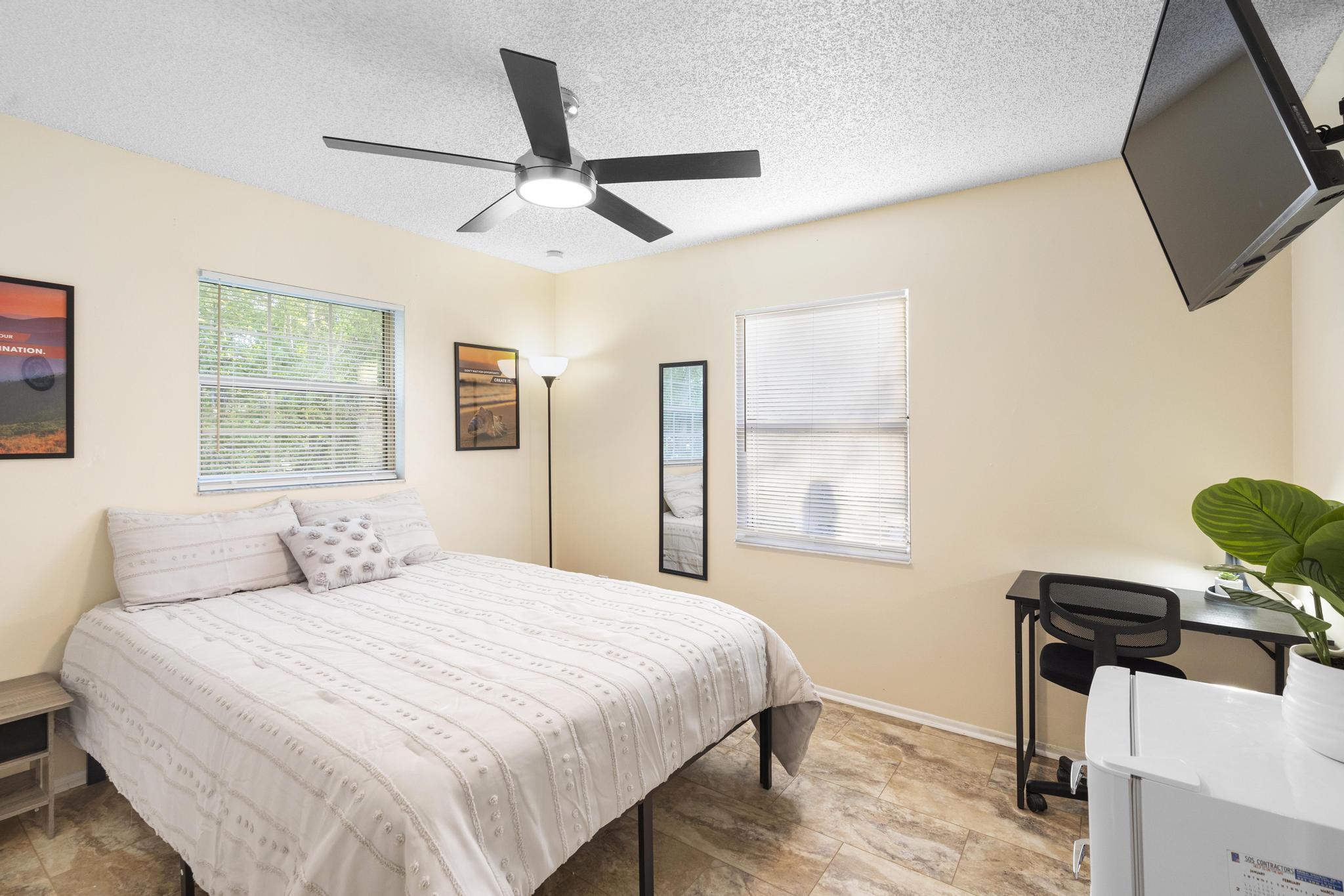 Room for Rent - “Live Easy in East Orlando — Modern PadSplit with Private Mini-Fridge Rooms, Shared Lounge, and Patio Hangout Just Minutes from UCF, Waterford Lakes Shopping, 408 and more!”