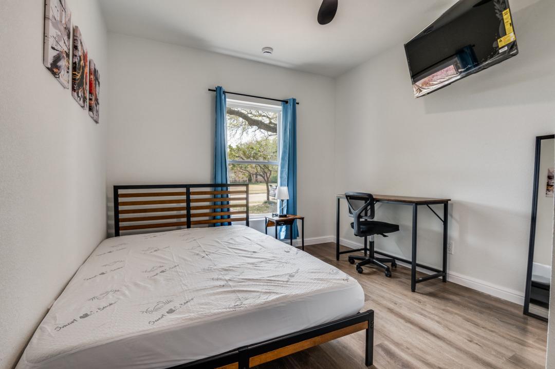 Room for Rent - Bright & Comfortable Dallas Home | Fully Furnished, Secure, and Convenient | Free Wi-Fi , Monthly Cleanings , and Bus Stops Just Steps Away