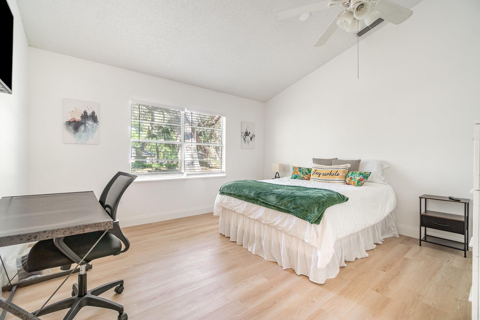 Room for Rent - Quiet Paradise in DeLand! Recently Renovated Near Universities, Highways, & Shopping