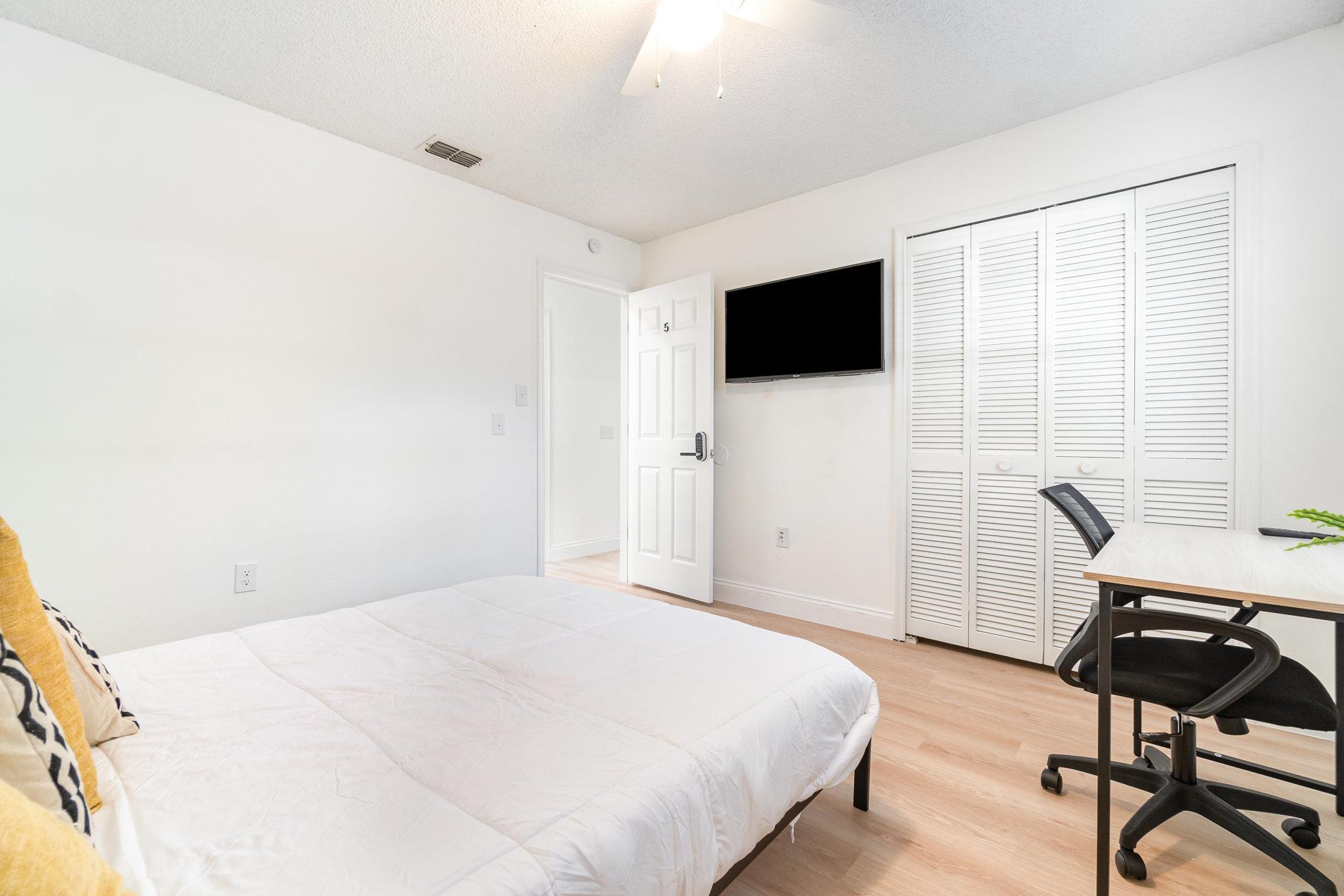 Room for Rent - Quiet Paradise in DeLand! Recently Renovated Near Universities, Highways, & Shopping