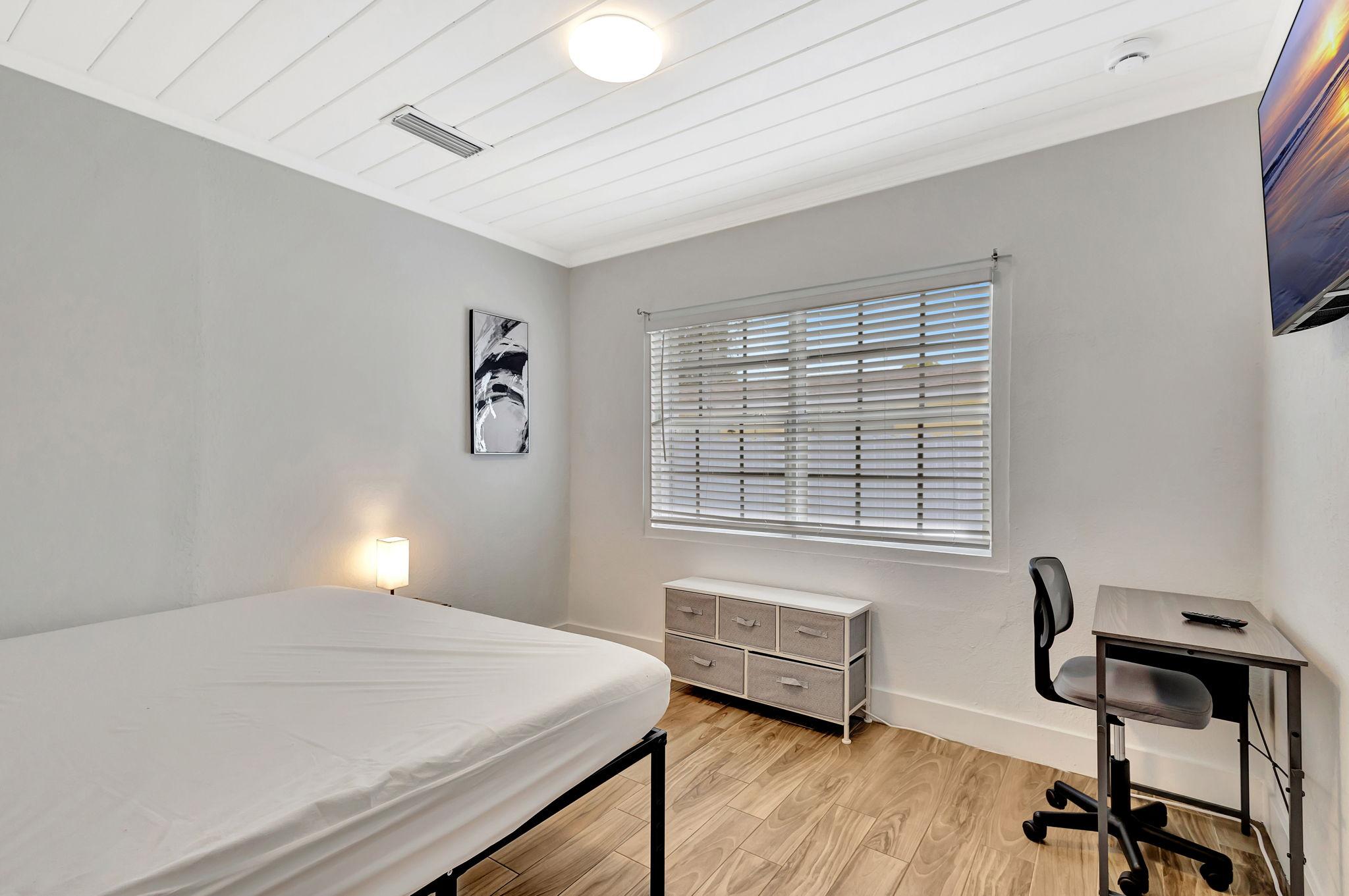 Room for Rent - Low Move-In fee! All Utilities Included! Free Fast Wi-Fi ! Smart Lock Rooms!  Plenty of Private Parking ! Bus Routes Around the Corner Affordable and Spacious Co-Living Home in Riviera Beach, Florida