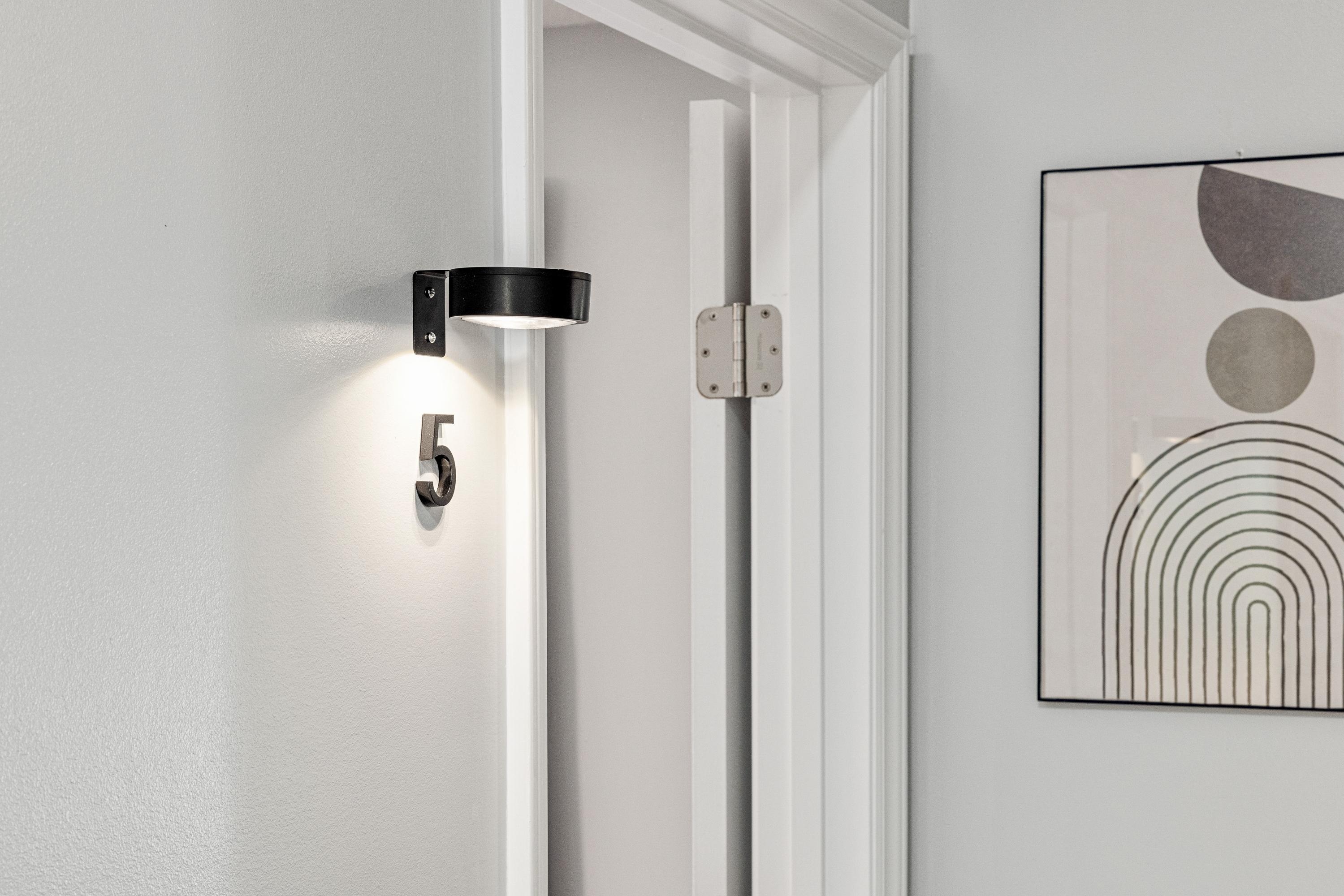 Room for Rent - Charlotte House with easy access to UNCC  , i485 & Concord Mills. Affordable Luxury at its best! Modern Dining area, wooded back yard with patio. Beautiful, modern designed bedrooms.