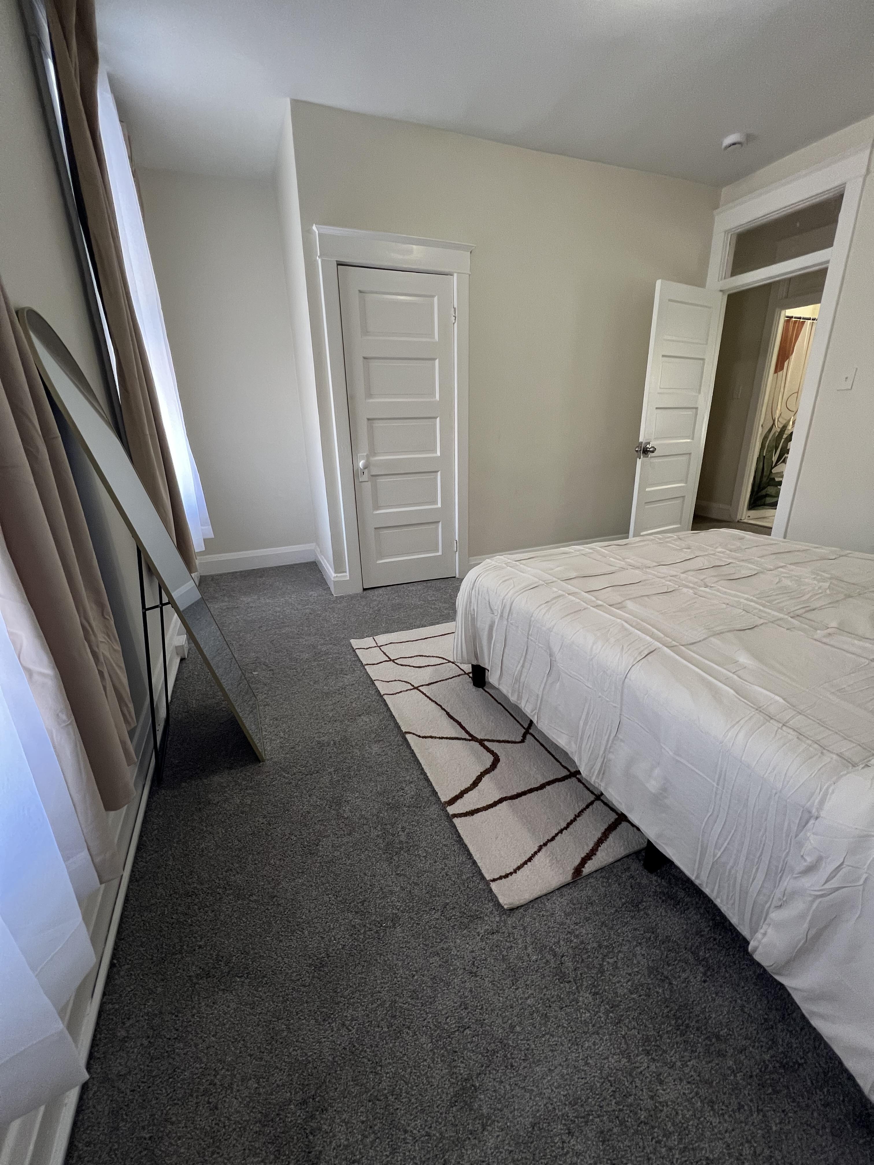 Room for Rent - Baltimore Townhouse with Workspace. Newly-renovated & comfortable