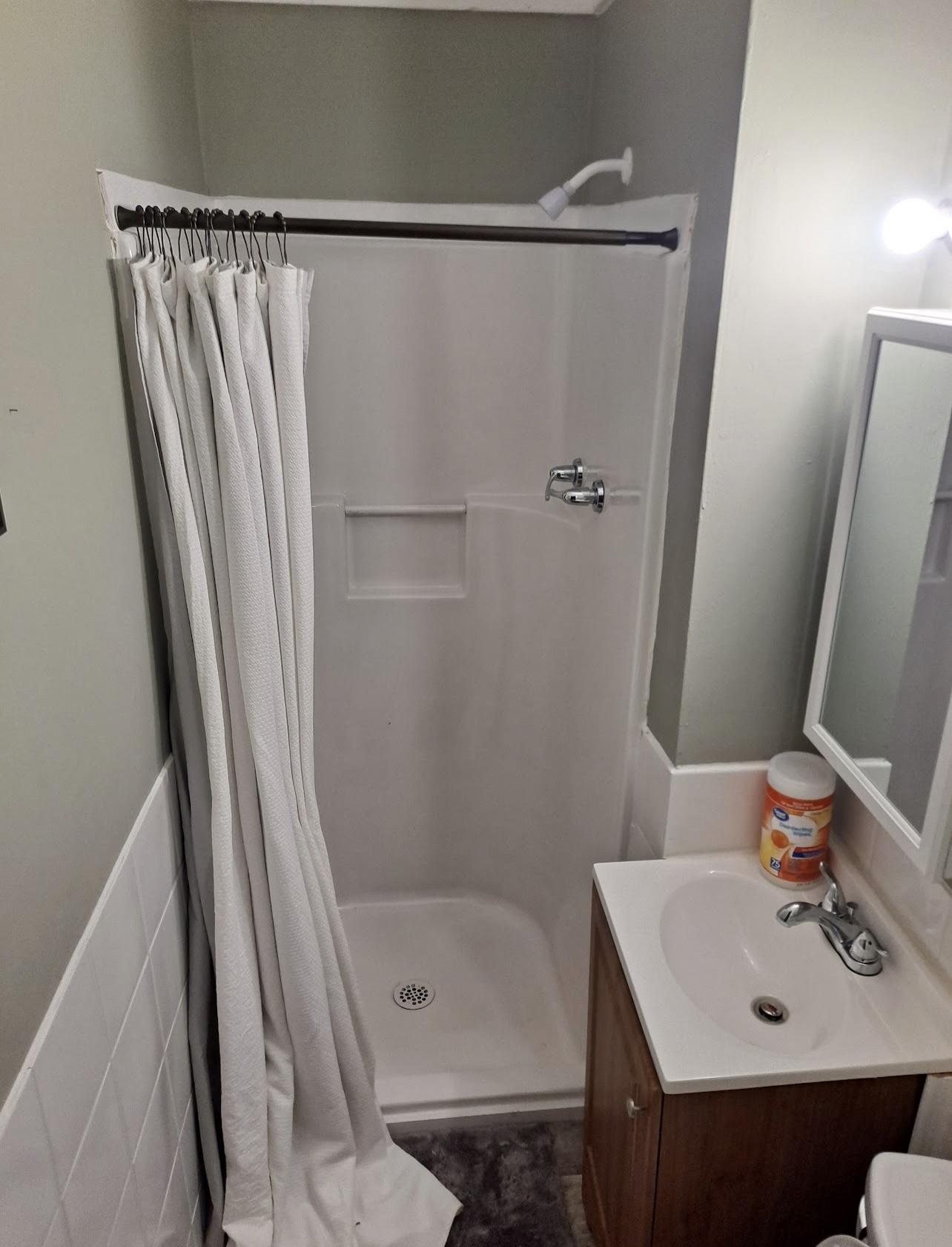 Shared bathroom 1 - Shower