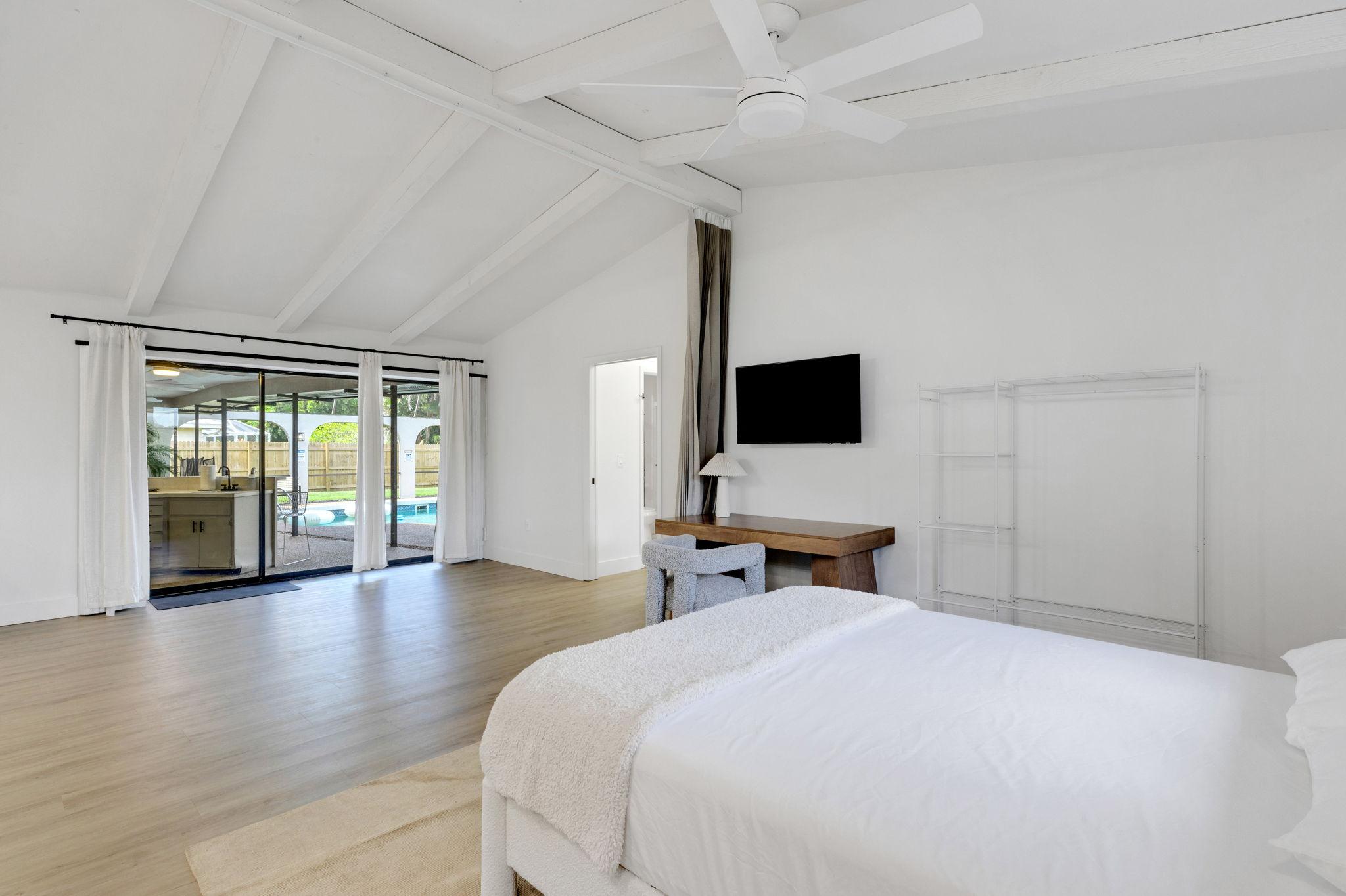 Room for Rent - Renovated live in Sarasota with private pool