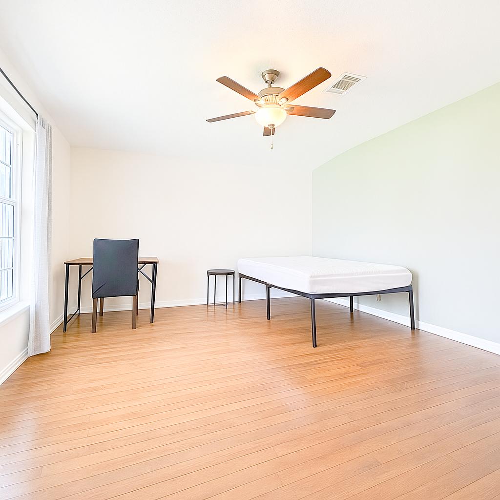 Room for Rent - Live in South Side, a 2 minute walk to transit stop M L King Blvd @ Marietta