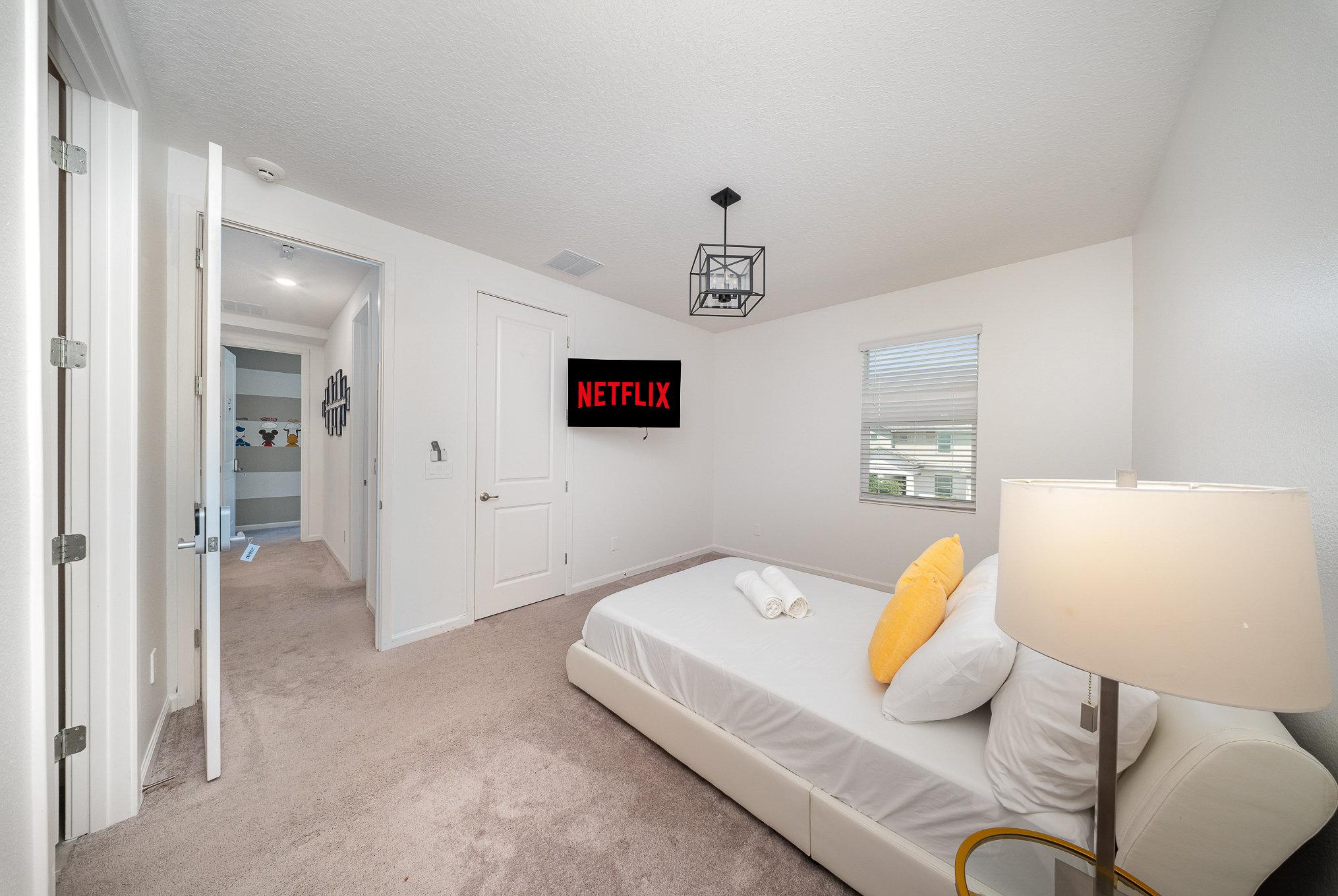 Room for Rent - Private bathrooms | Kissimmee Resort Home | Smart TV in every room | Pool  | Resort living |  Close to 192, | Close to Disney Universal, Disney | Large Kitchen | Two Laundry Rooms | Smart locks