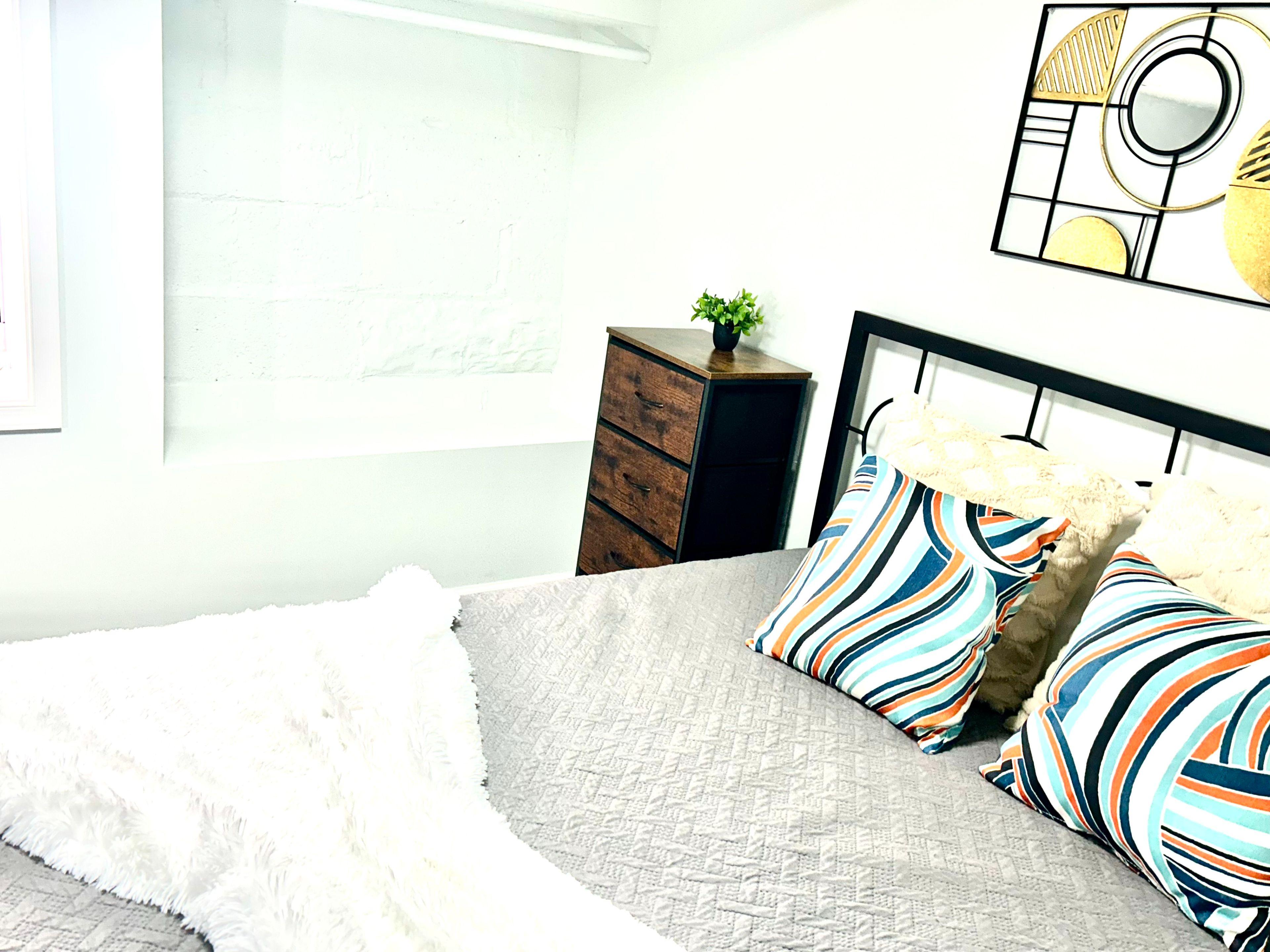 Room for Rent - Central Park Heights Renovated comfy townhome 2 minute walk to transit stop BELVEDERE AVE 
 & SINAI HOSPITAL.