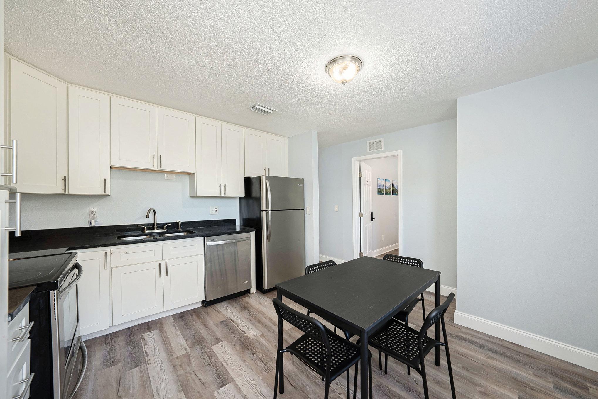 Greater Palm River Point Free Laundry and Free WiFi with Comfortable ...