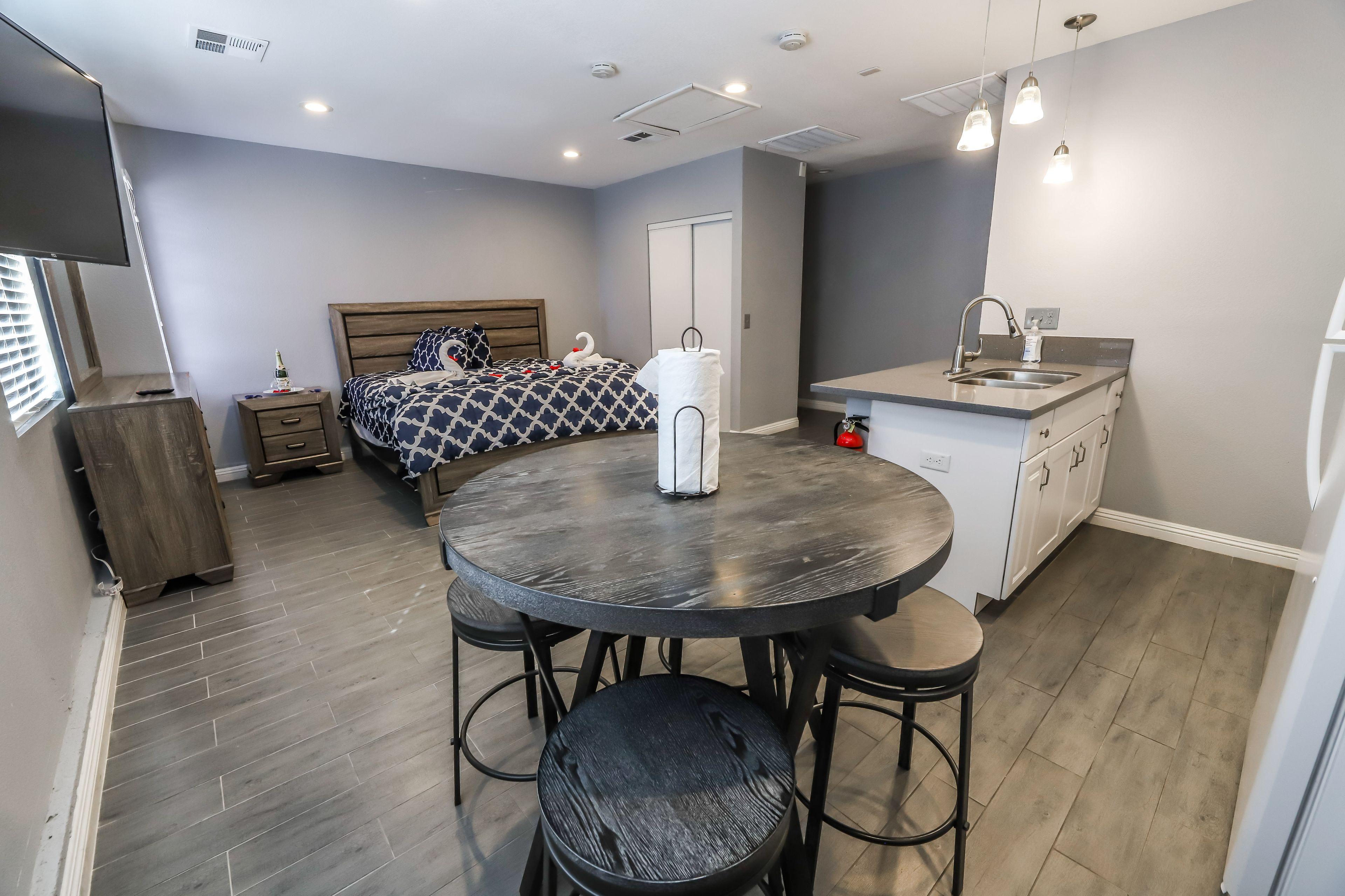 Room for Rent - Paradise Valley Home, a 5 minute walk to transit stop SB Paradise before White