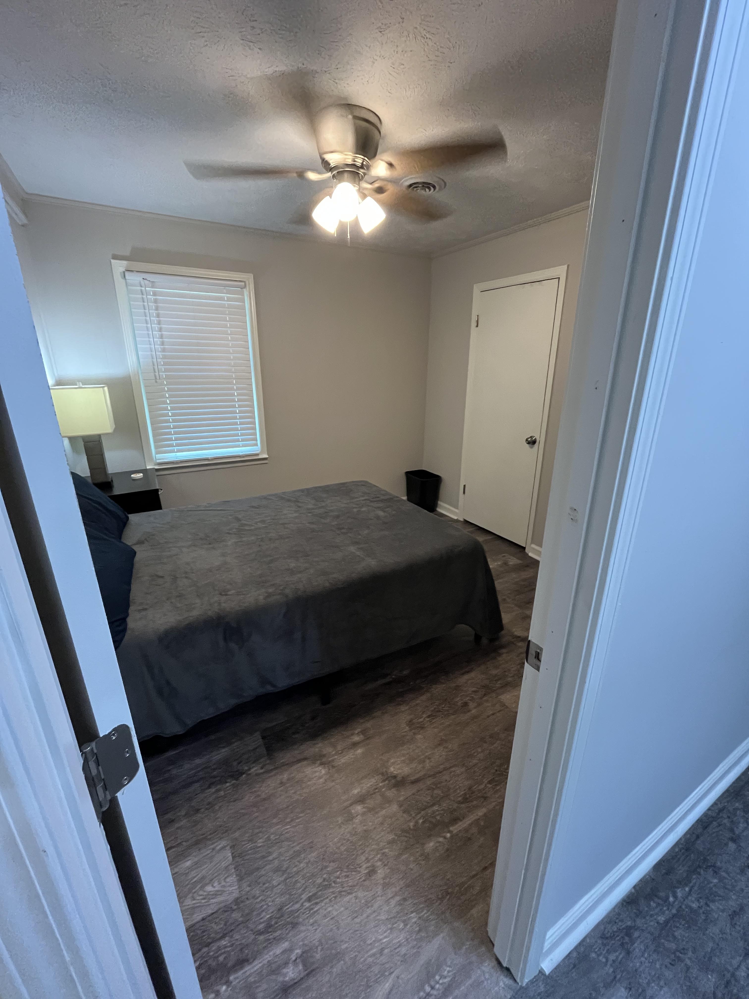 Room for Rent - Brand New Fully Renovated Hampton Home- May 2025  Super High-Speed Wi-Fi
 Close to major highways and all that Hampton has to offer  Parking spots available  Smart Lock Rooms.   Fully Stocked Kitchen with New Appliances