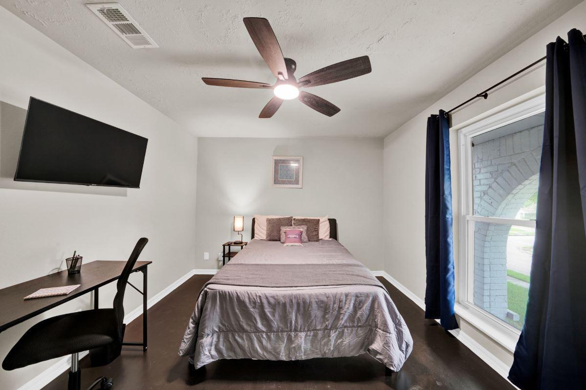 Room for Rent - Co‑Living South Belt/Ellington  | Furnitured Private Room, Backyard, Laundry & Wi‑Fi!