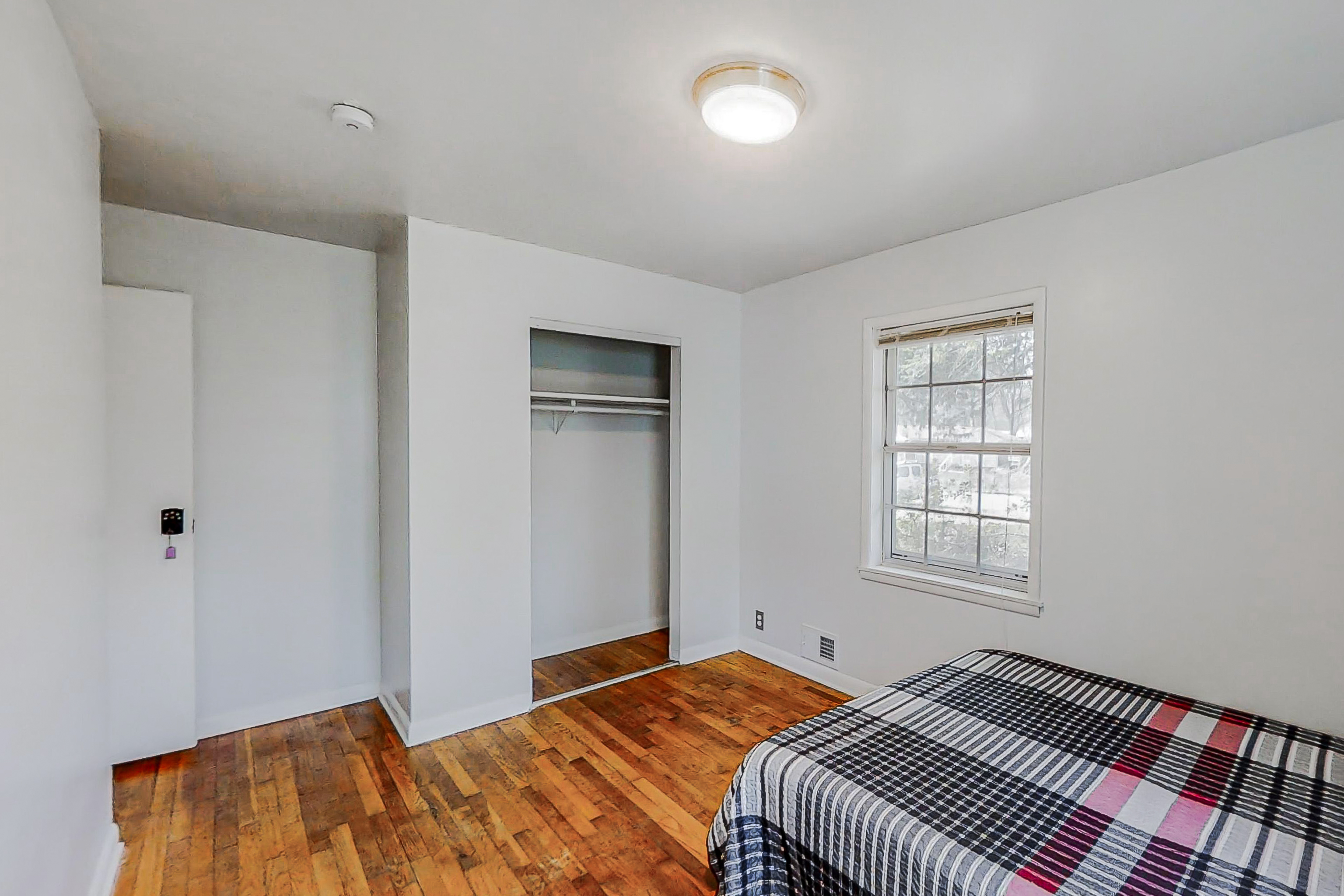 Room for Rent - Live in Jonesboro, a 4 minute walk to transit stop Clayton County Library System Hq