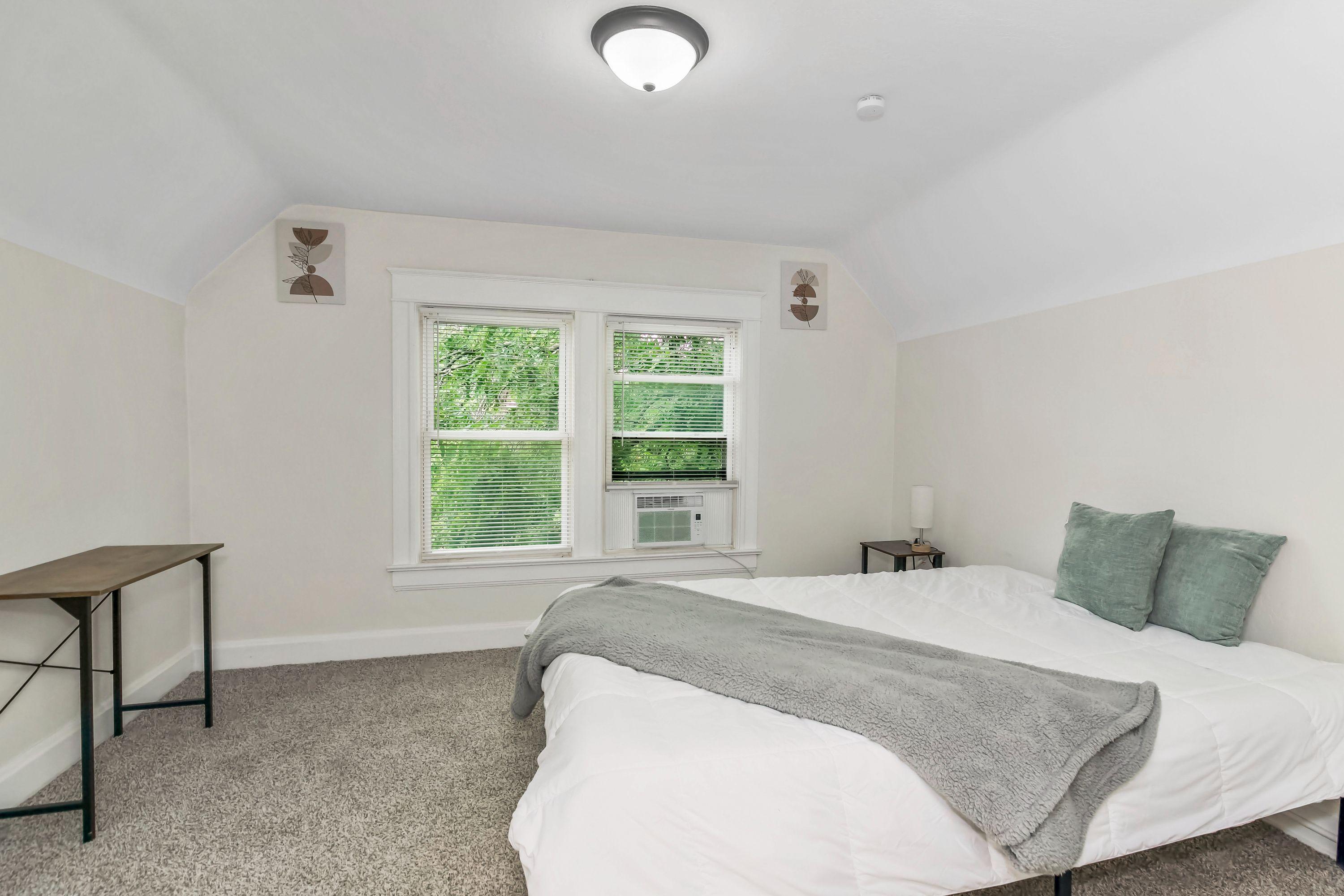 Room for Rent - Live in Downtown Kansas City, a 4 minute walk to transit stop On 31st at McGee Westbound