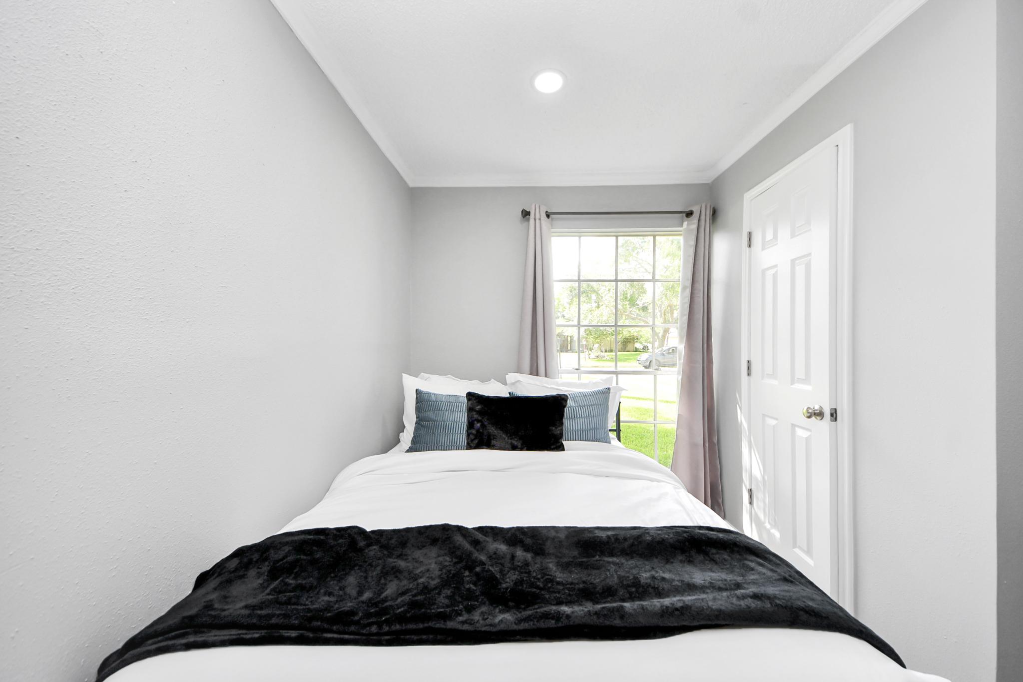 Room for Rent - Move in today! Newly Renovated Home in Dickinson, TX! Near Houston and Galveston...