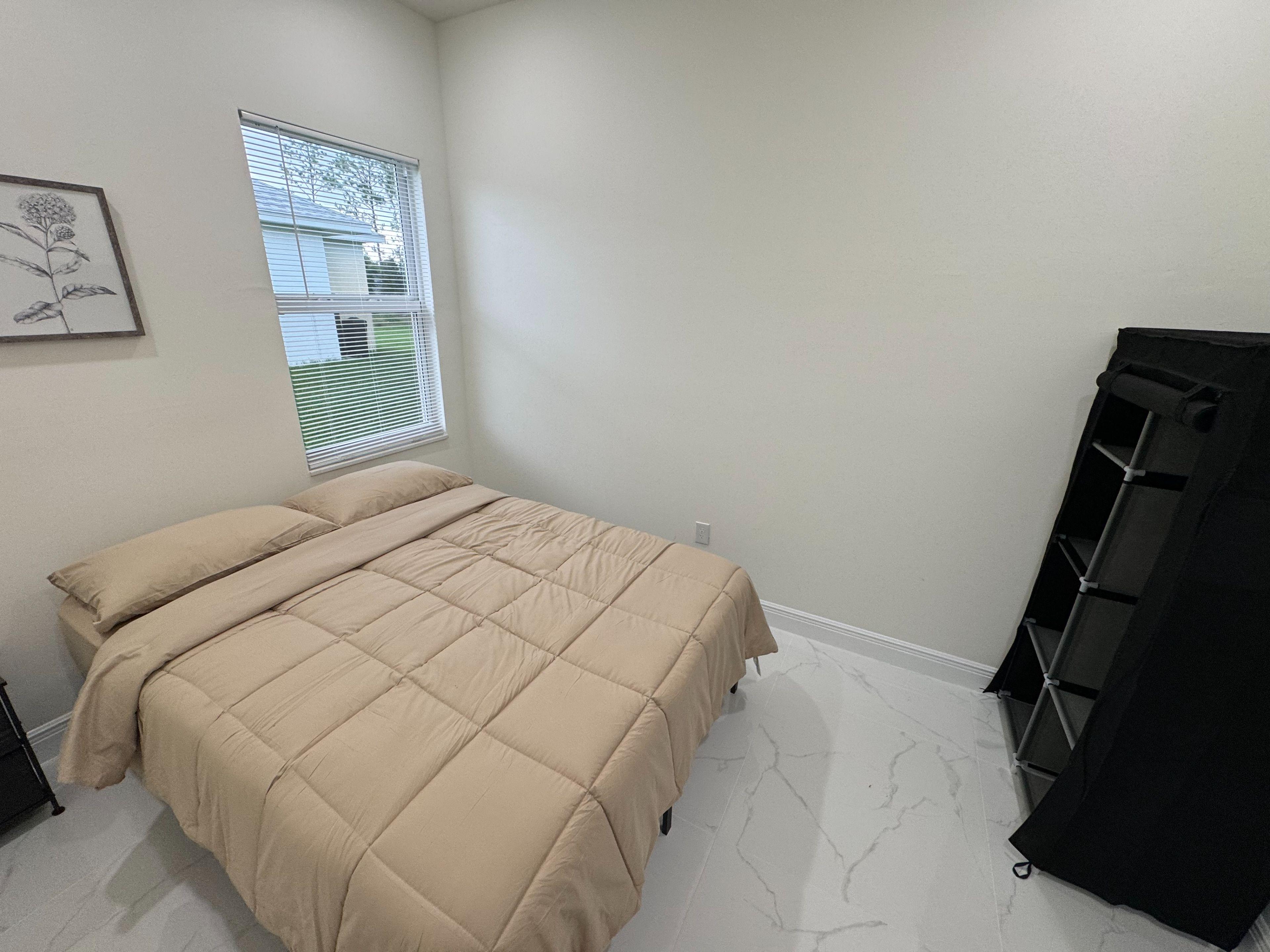 Room for Rent - Welcome Home to Comfort & Convenience in Lehigh Acres!