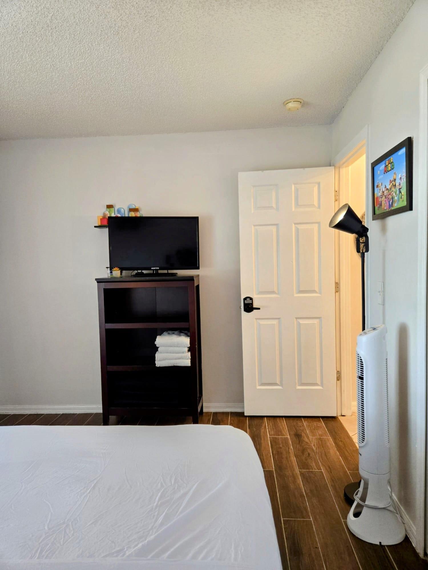 Room for Rent - Beautiful cozy pool house, great location in Davenport, with parking and laundry room included!