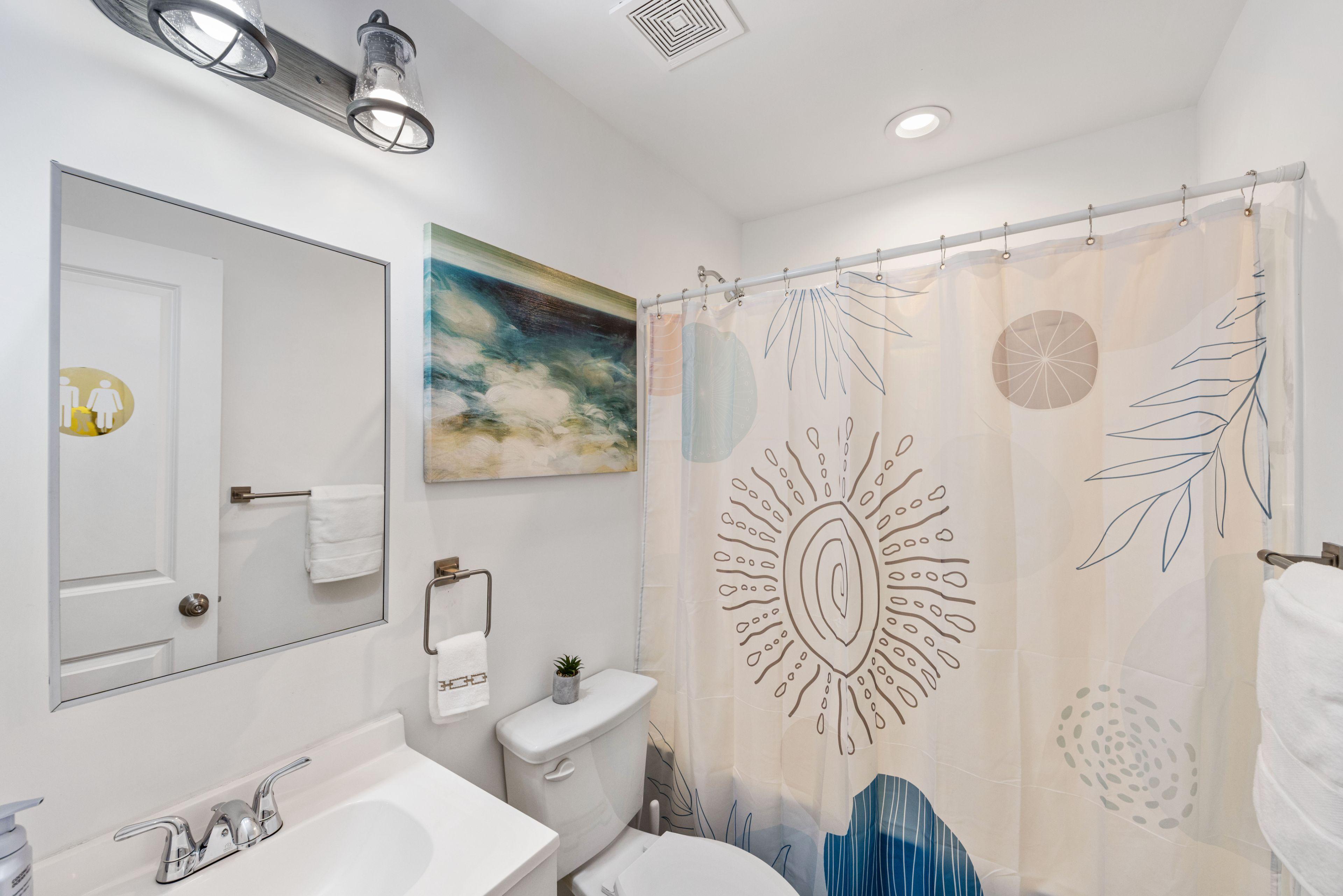 Room for Rent - Close to the CLT International Airport 2 minute walk to public transport (Bus stops) Affordable Luxury. Each room is specially designed and decorated.  TVs in each room.