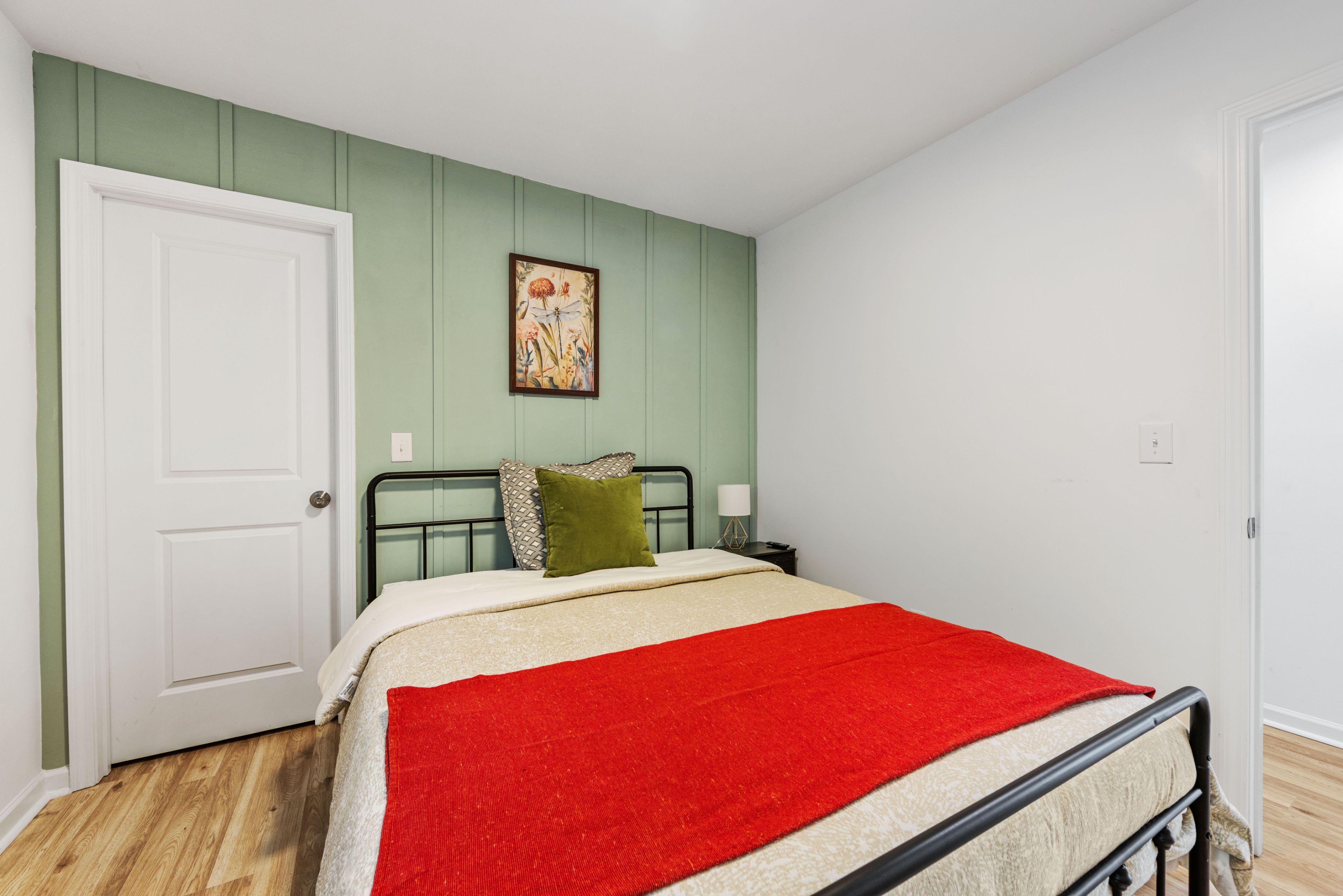 Room for Rent - Close to the CLT International Airport 2 minute walk to public transport (Bus stops) Affordable Luxury. Each room is specially designed and decorated.  TVs in each room.