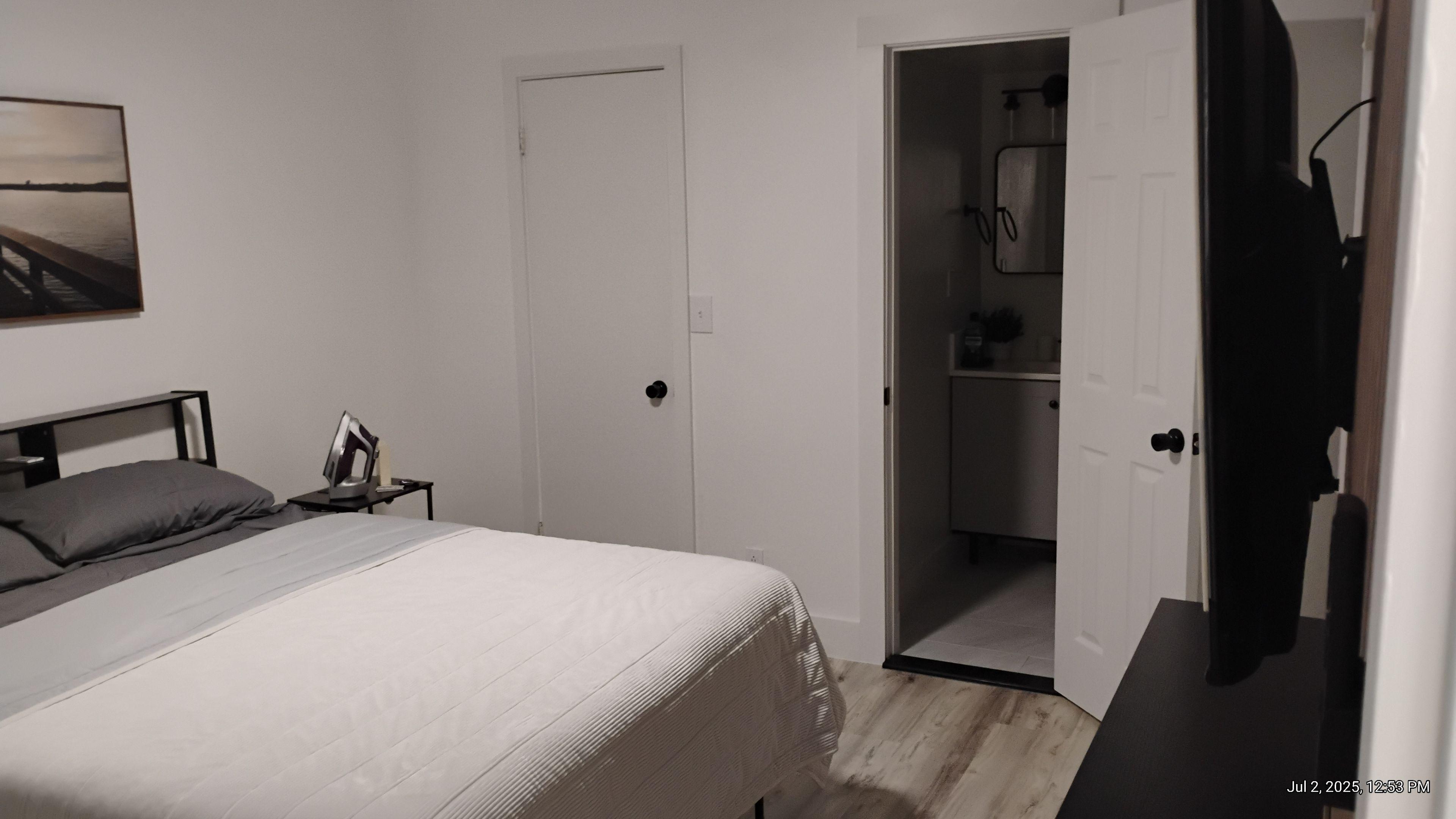 Room for Rent - Sunny Private Bedrooms (Bathroom: Shared and Private Available)