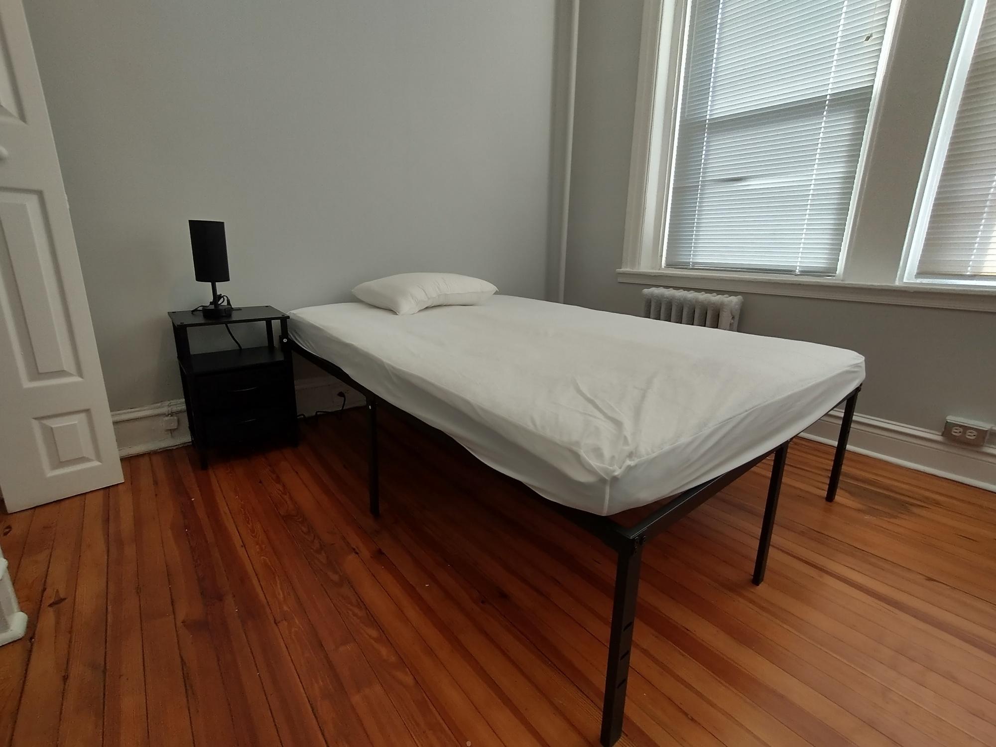 Room for Rent - Comfortable & Spacious Corner Apartment with Dining Area & TVs