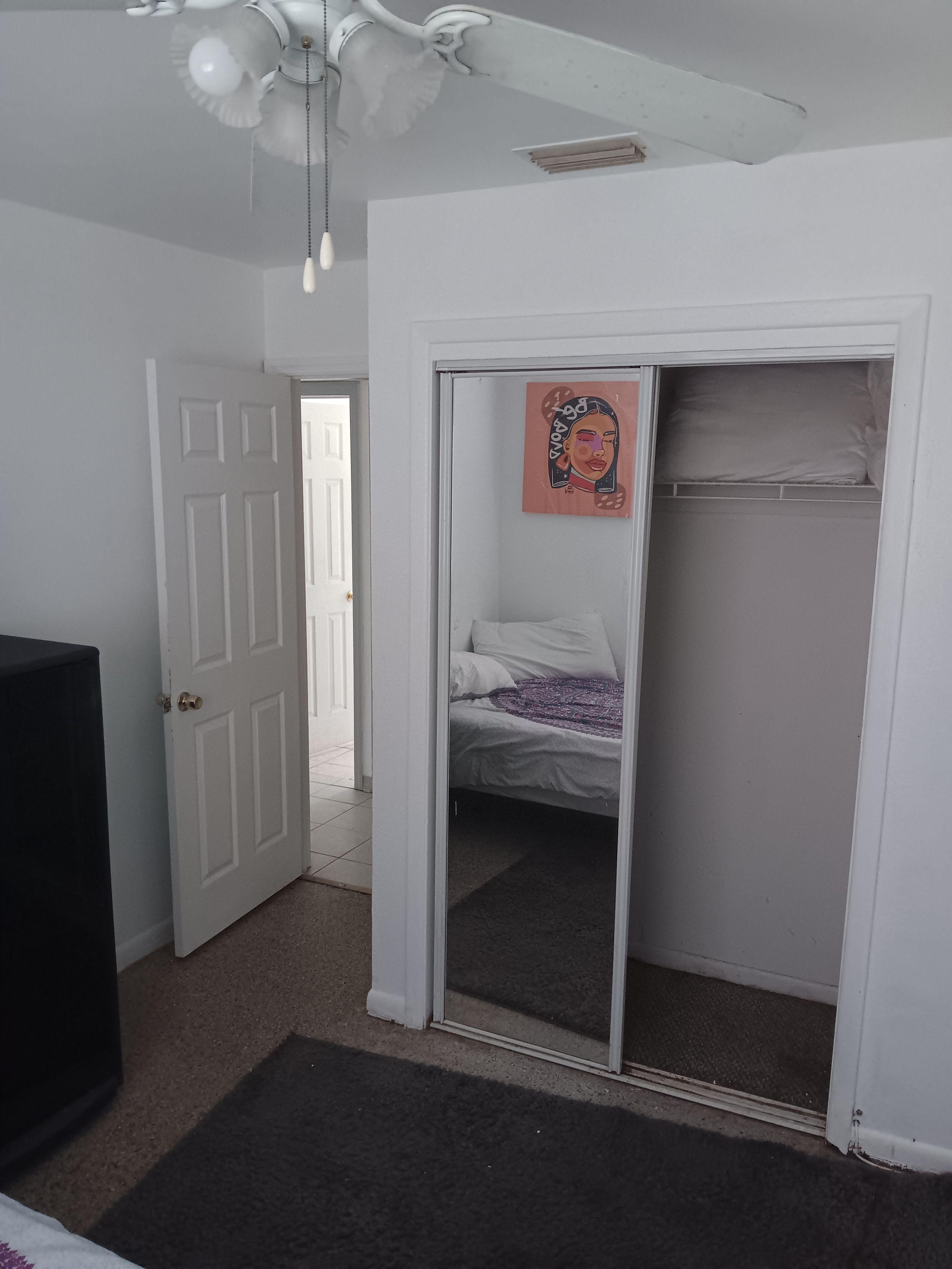 Room for Rent - Town N County, 10 mins from Tampa Airport, Home Depot, Wal Mart, Publix and Best Estuaries.