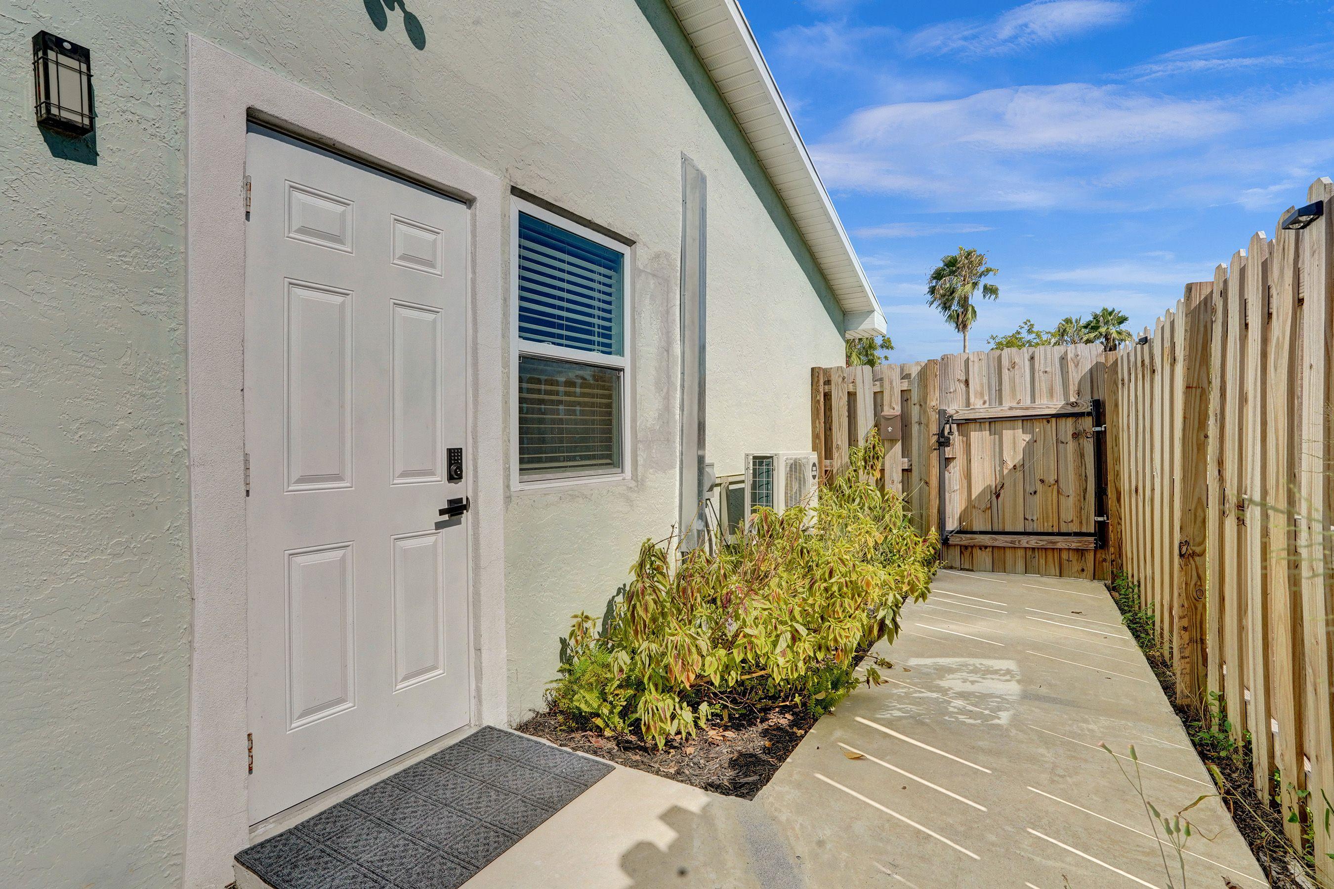 Room for Rent - Low Move-In fee! All Utilities Included! Free Fast Wi-Fi ! Smart Lock Rooms!  Plenty of Private Parking ! Affordable and Spacious Co-Living Home in Port Saint Lucie