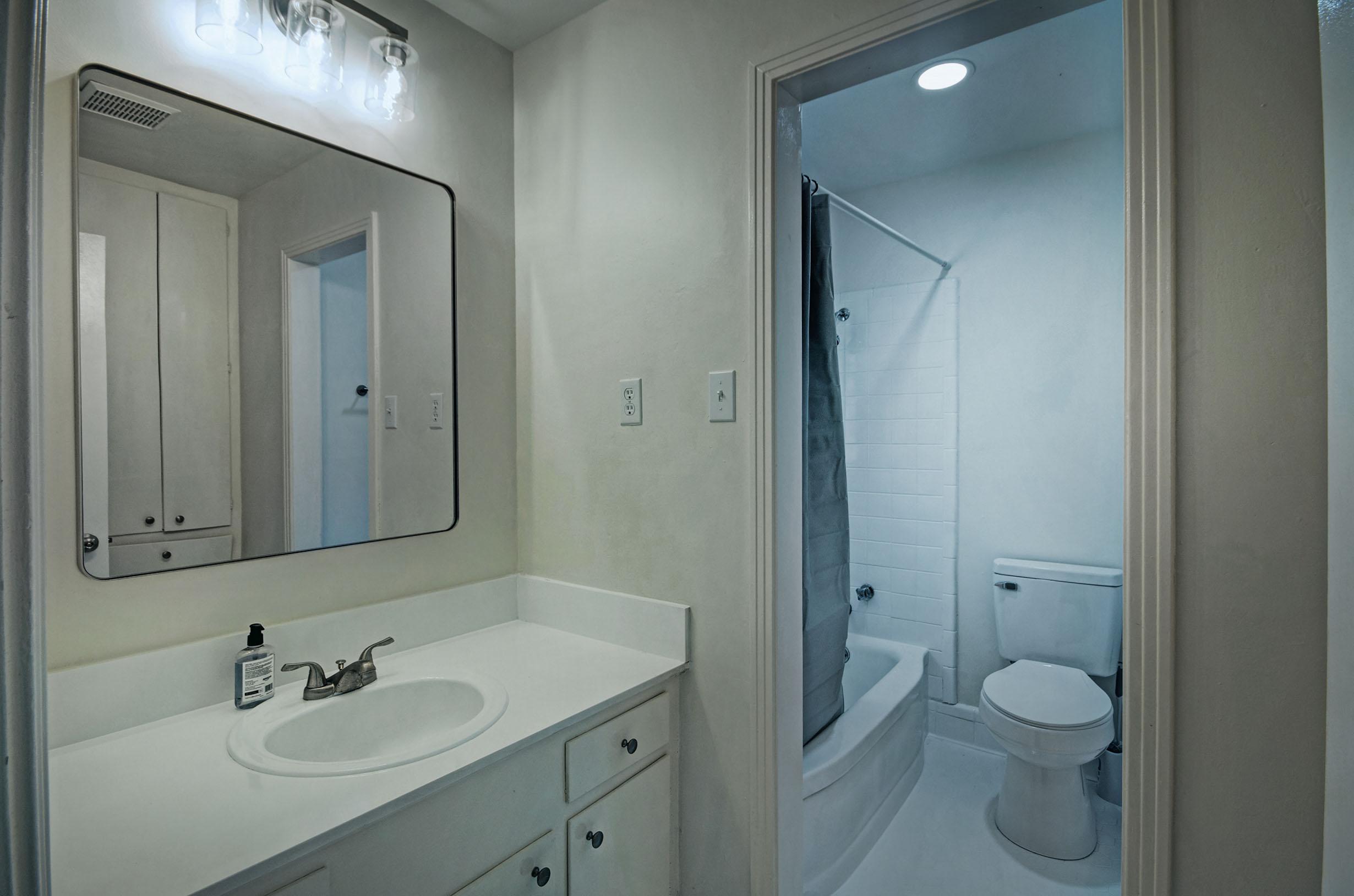 Room for Rent - N. Jackson Home Near Grocery Stores, Dining, and I-55