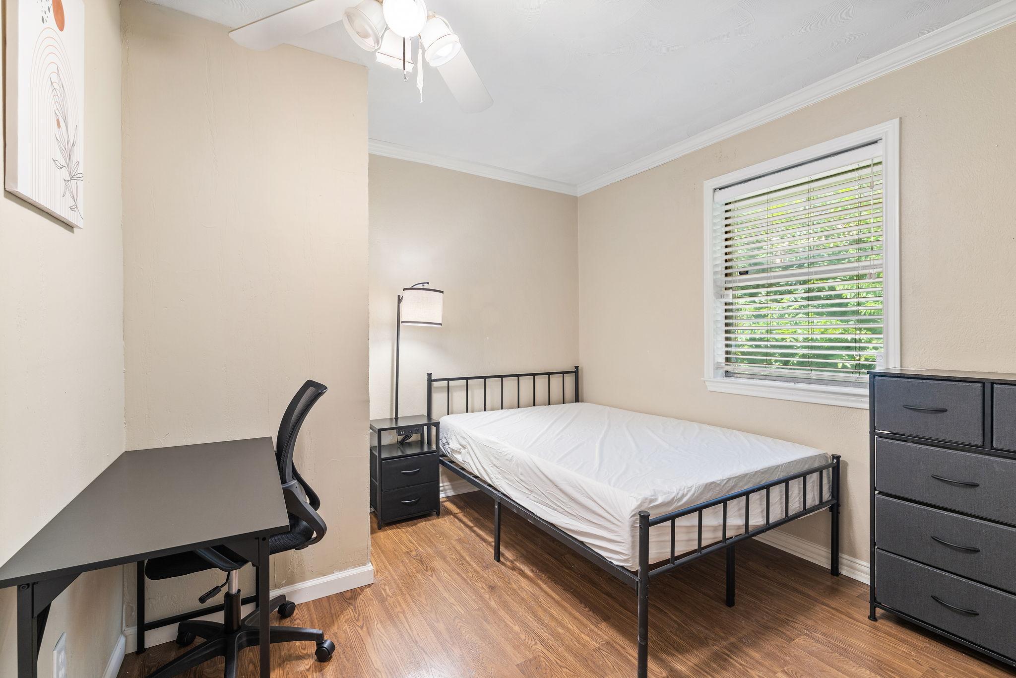 Room for Rent - Comfortable & Clea Property for Professionals | Easy Commute and a large backyard
