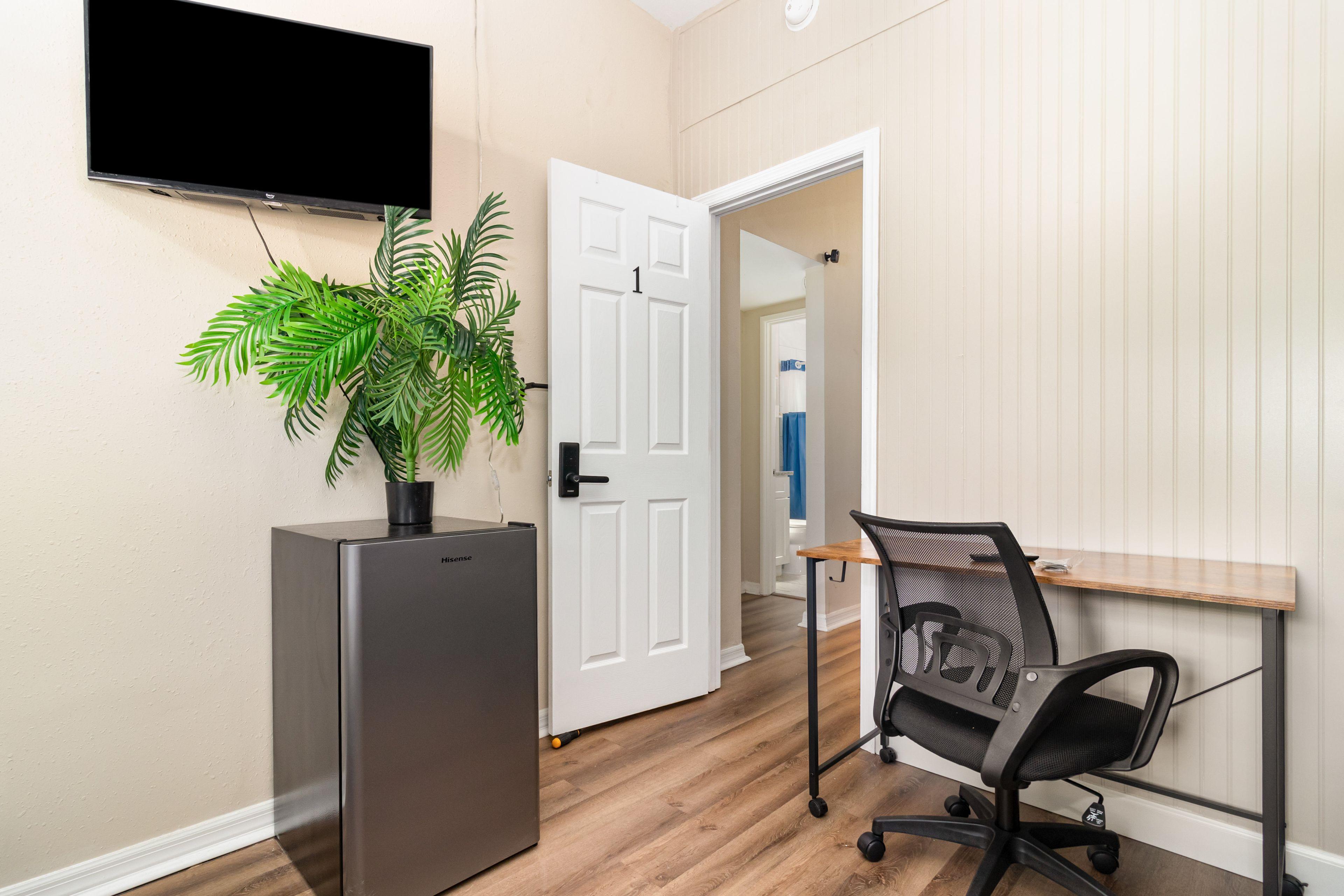 Room for Rent - Modern Co-Living in Orlando |  Free Utilities & Fast Wi-Fi |  Close to Transit, Shopping, & More! |  Security System |Secure, Private Furnished Rooms  | Private Parking