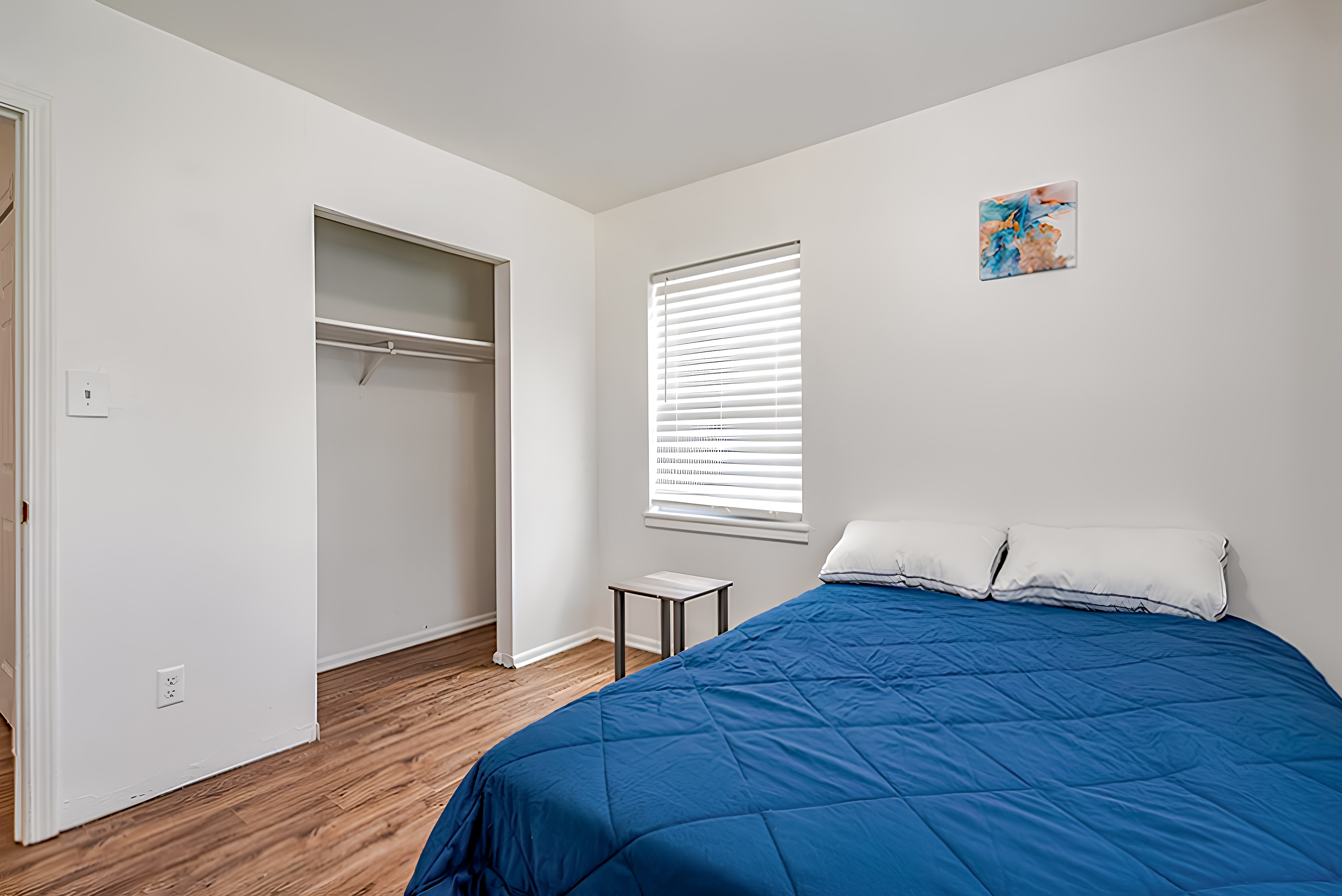 Room for Rent - Comfortable & Spacious Forest Park House With A Full Kitchen And Laundry Room