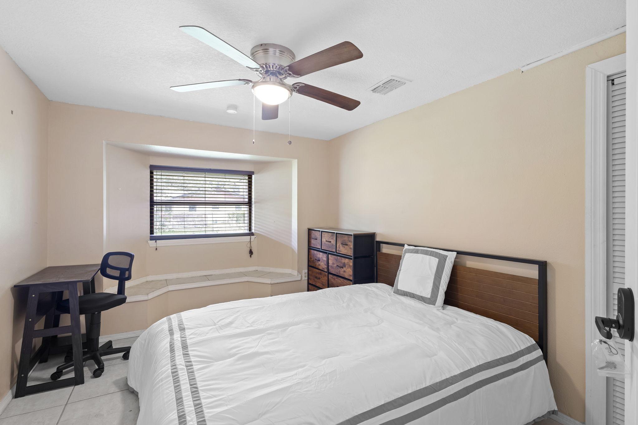 Room for Rent - No Move-in fee!  Free fast wi-fi Smart lock rooms  Cleaning services included!  Bus routes nearby  Plenty of parking  12 minutes to Orlando International Airport 408 & 417 around the corner